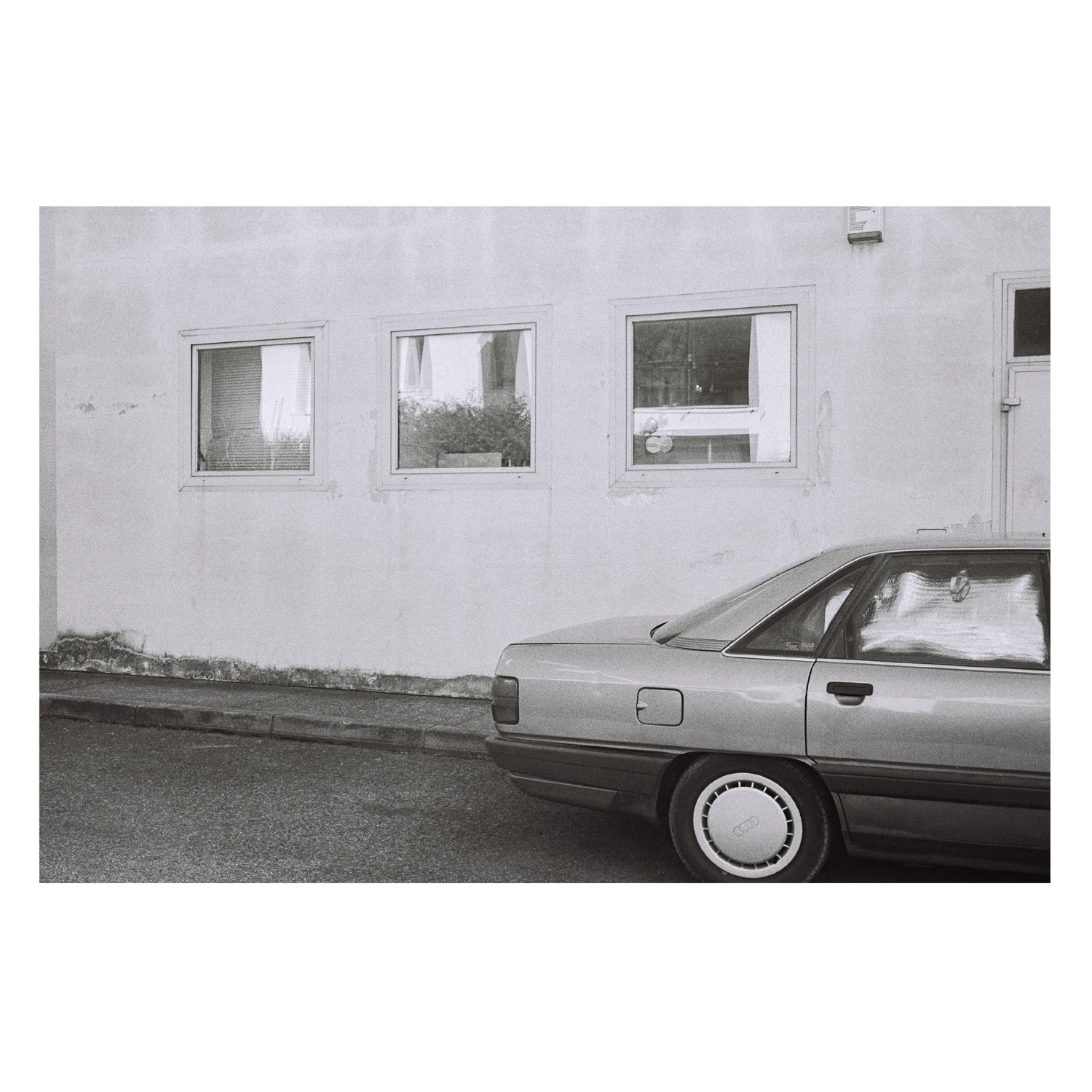 Back-Alley shot on Ilford HP5 Plus 400 with a Minolta Hi-Matic 7sII, by Marton O. Elek
