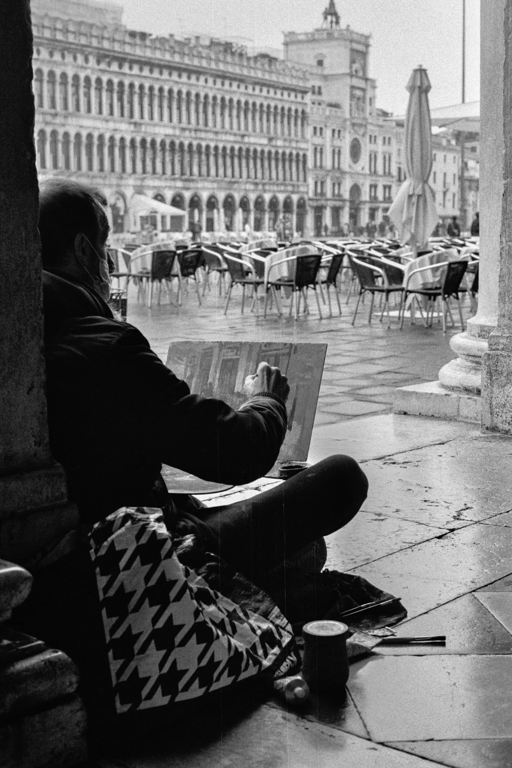Artist in San Marco. shot on Ilford HP5 Plus 400 with a Canon T50, by Rebecca Abinti