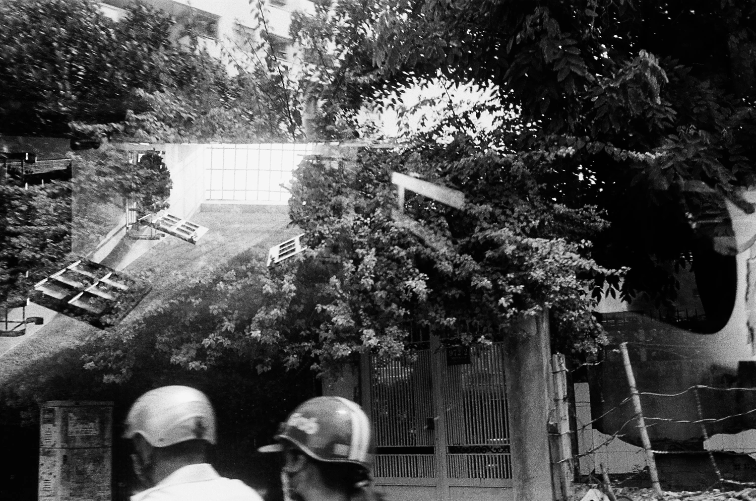 Portal shot on Ilford HP5 Plus 400 with a Nikon TW Zoom, by Khangszy