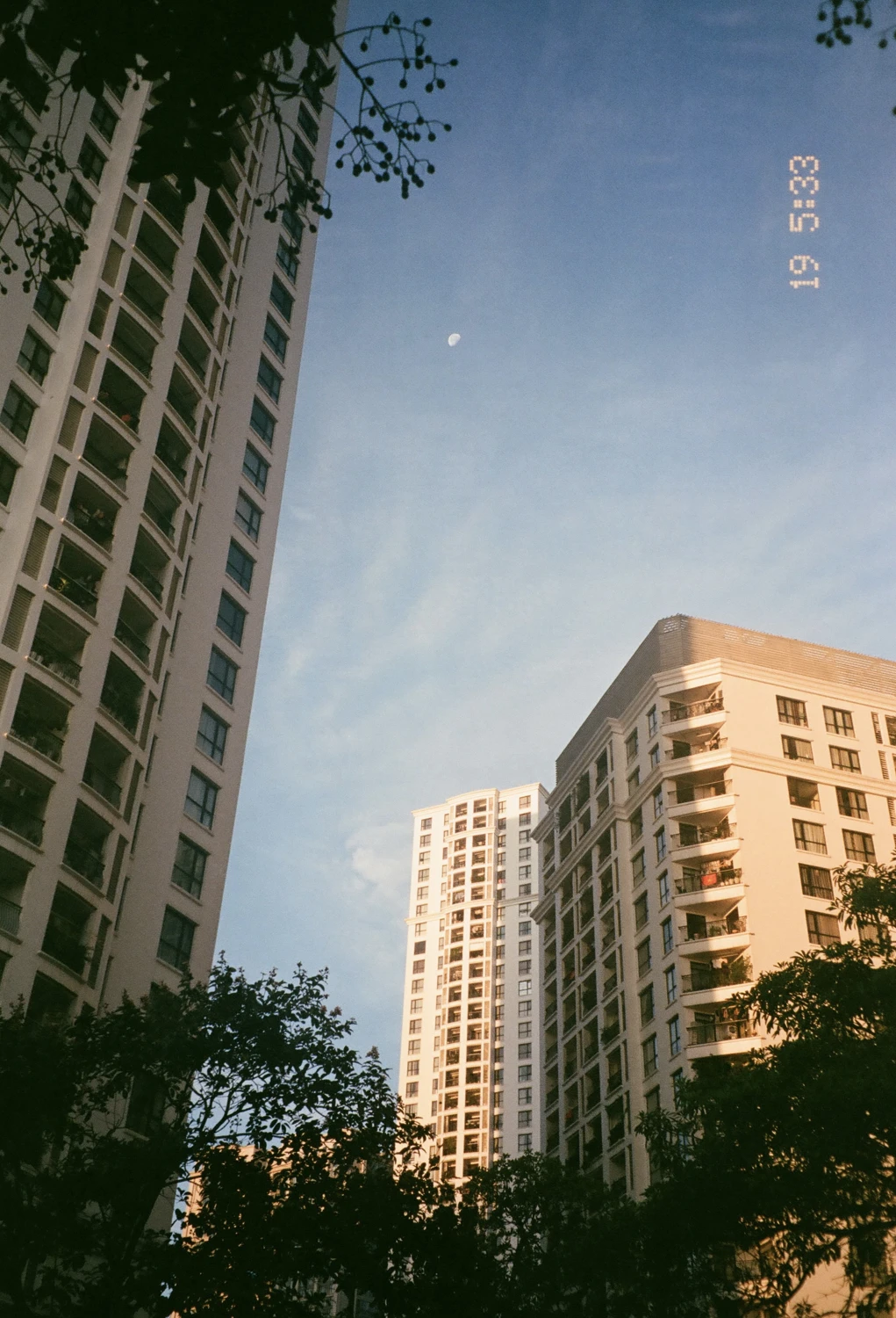 Early sunlight on buildings shot on Fujifilm Superia Premium 400 with a Pentax Espio 80, by @takenbytung