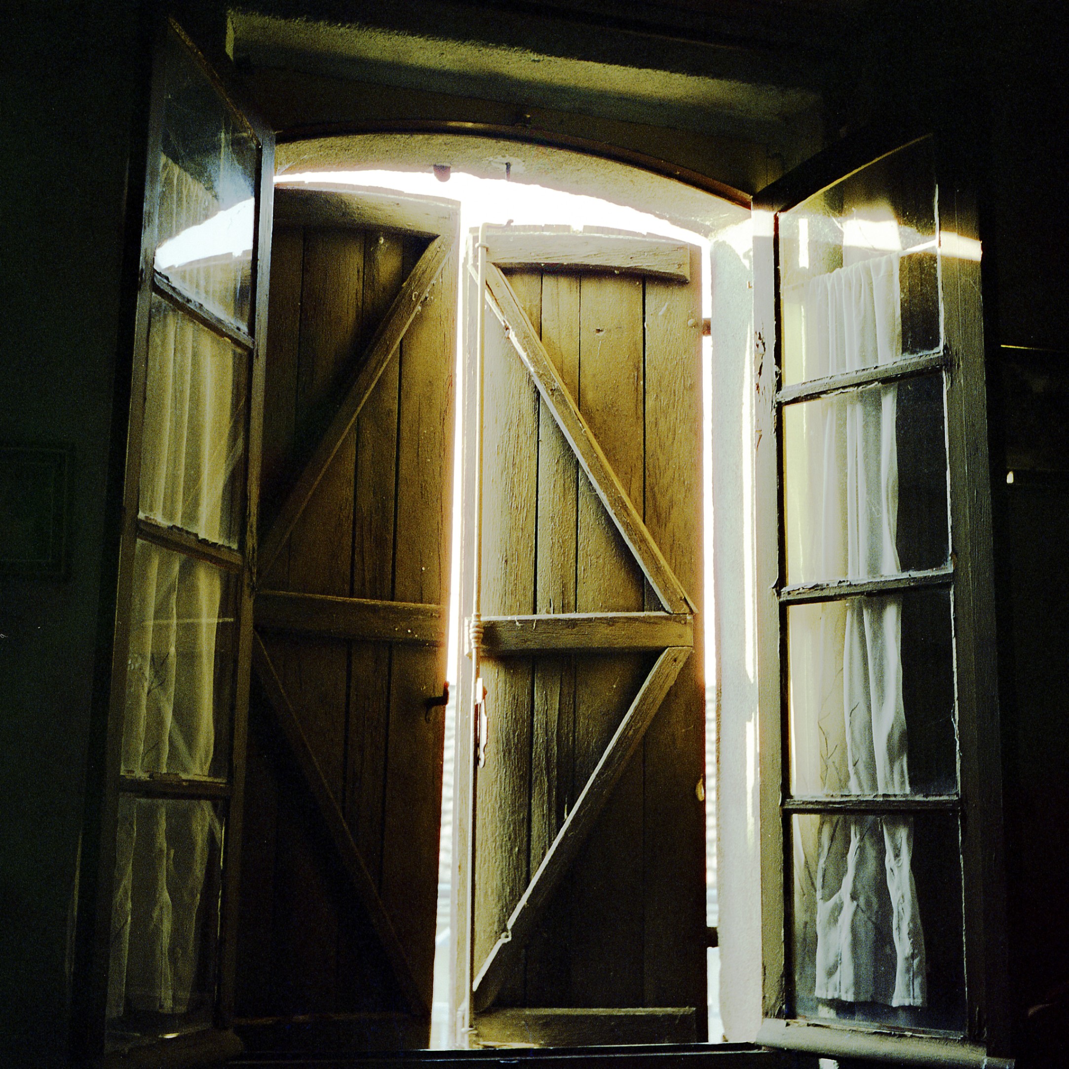 Soleil du matin shot on Cinestill 400D with a Rolleiflex T, developed at Home / Self-Developed, by MARCO PHOTOS