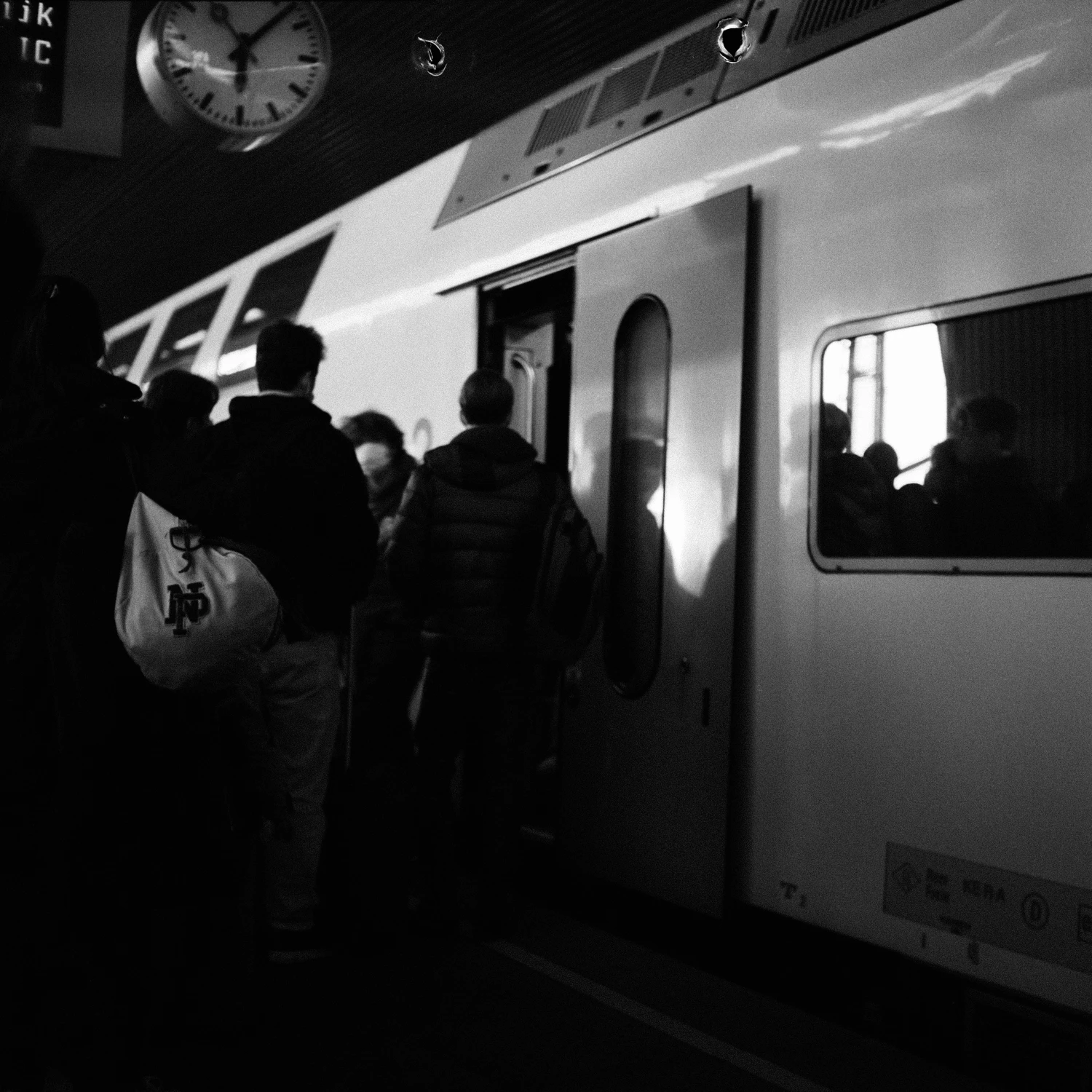Rush hour shot on Rollei RPX 400 with a Rolleicord Vb Type 2, by Jeroen