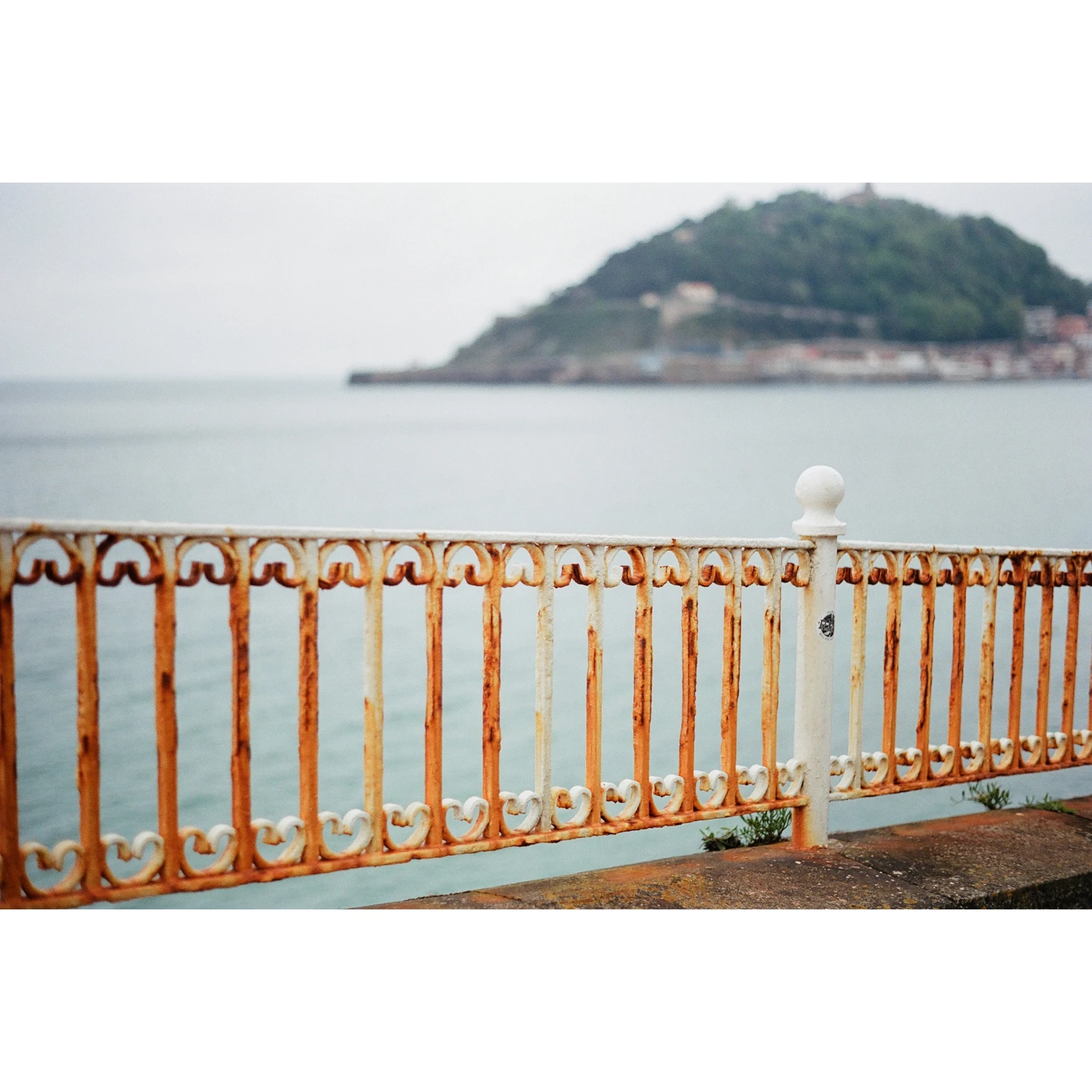 La Concha Bay shot on Kodak Portra 400 with a Minolta SR-T 102, by Callie