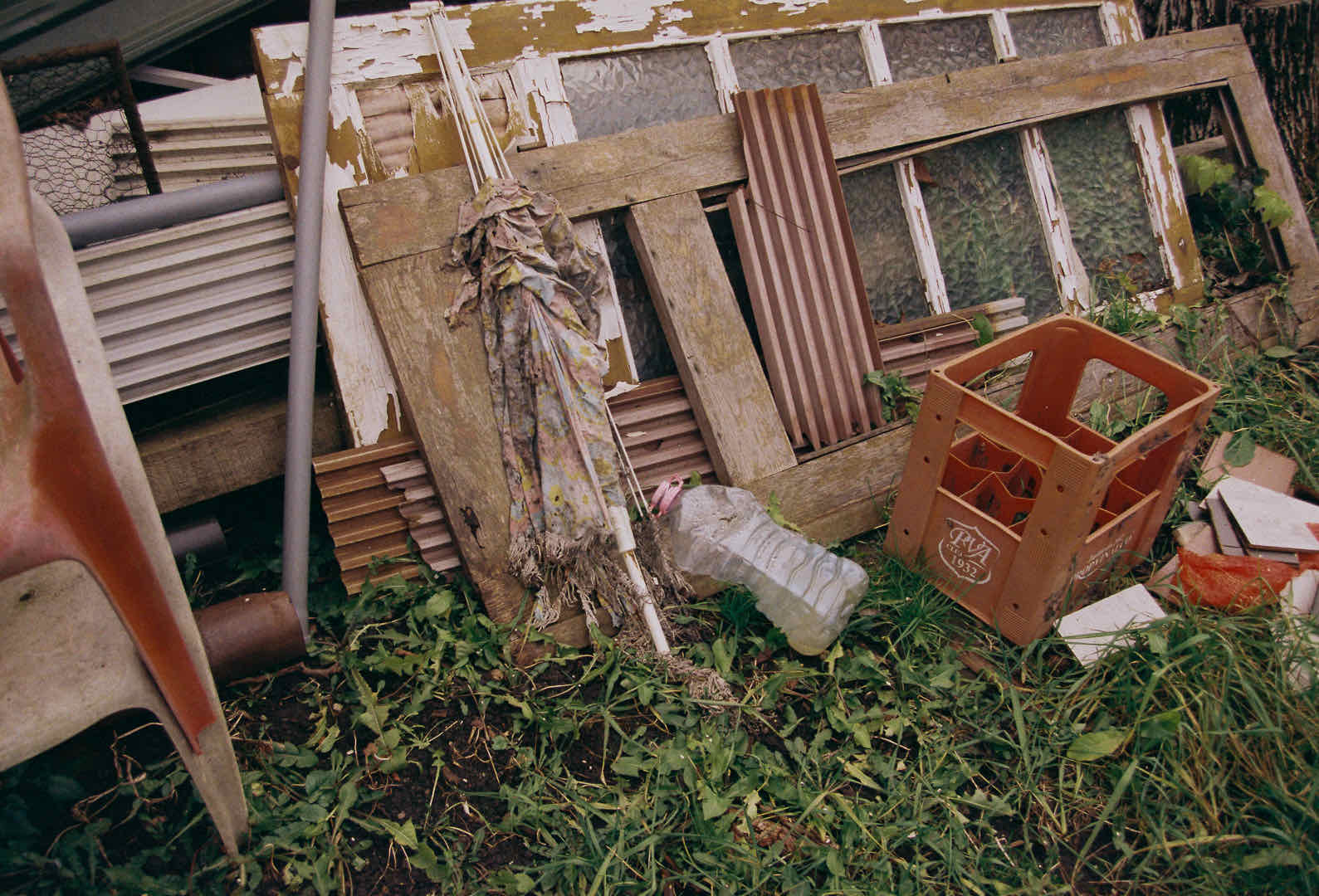 trash shot on Fujifilm FujiColor C200 with a Nikon F55, by Ana Rusu