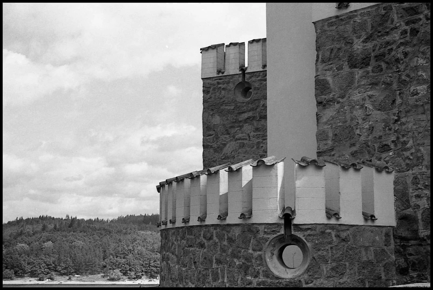 Défense shot on Ilford HP5 Plus 400 with a Nikon F60, by Manujol