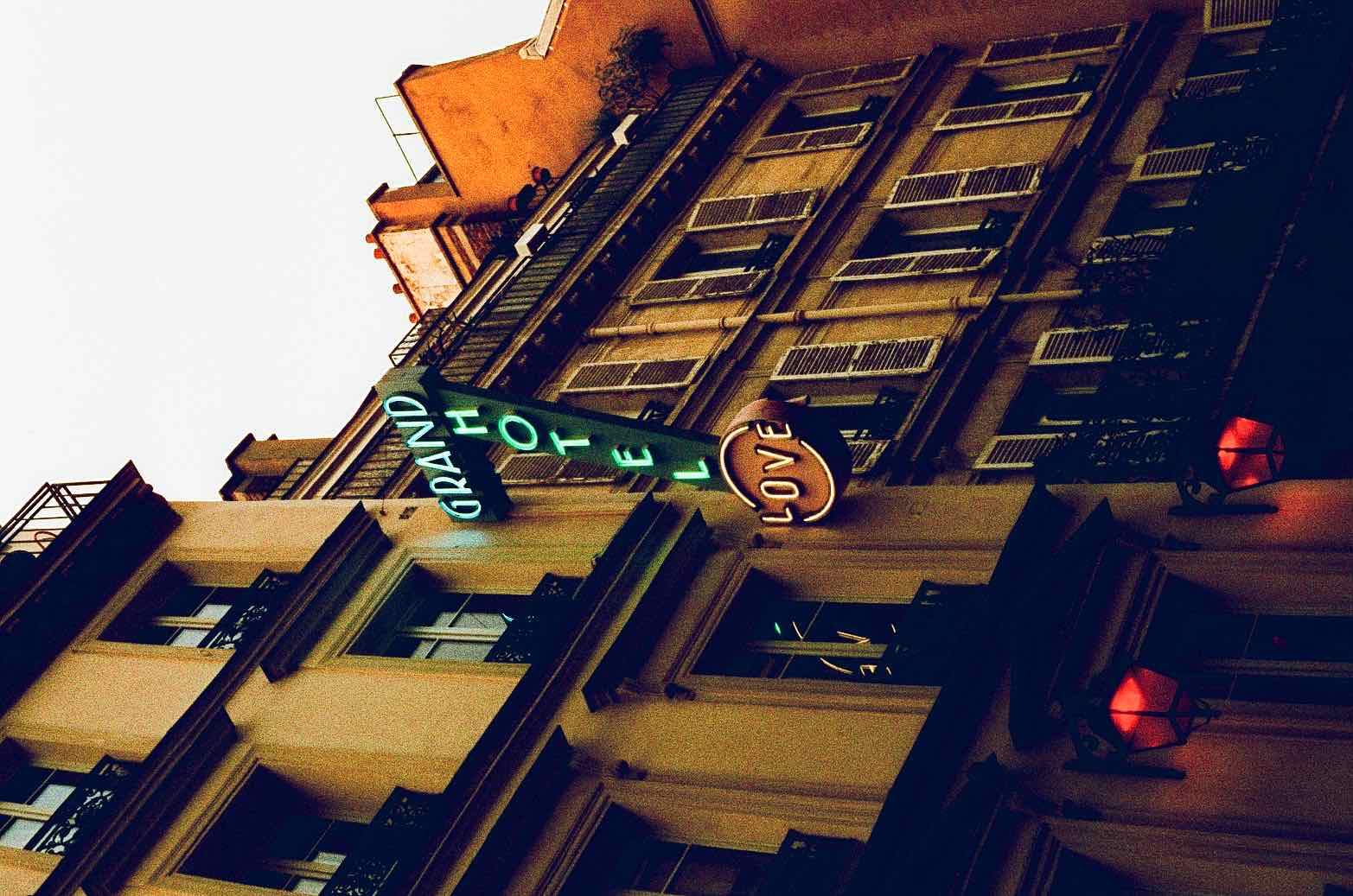 hôtel grand amour ou grand hôtel amour shot on Harman Phoenix 200 with a Nikon F90X, by damiano