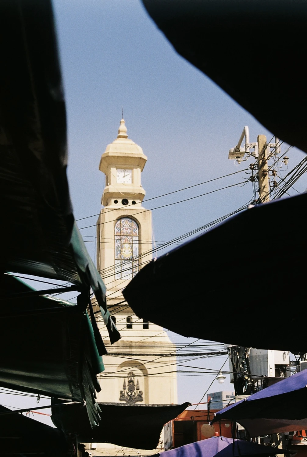 Chatuchak shot on Fujifilm FujiColor C100 with a Yashica FX-7, developed at Photocity Ladphrao