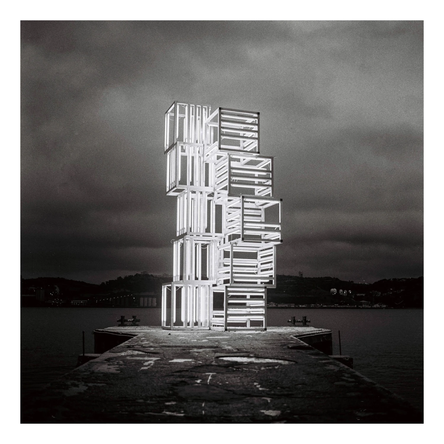Light tower shot on Kodak Tri-X 400 with a Rolleiflex 6008 Integral, by Monótono Film