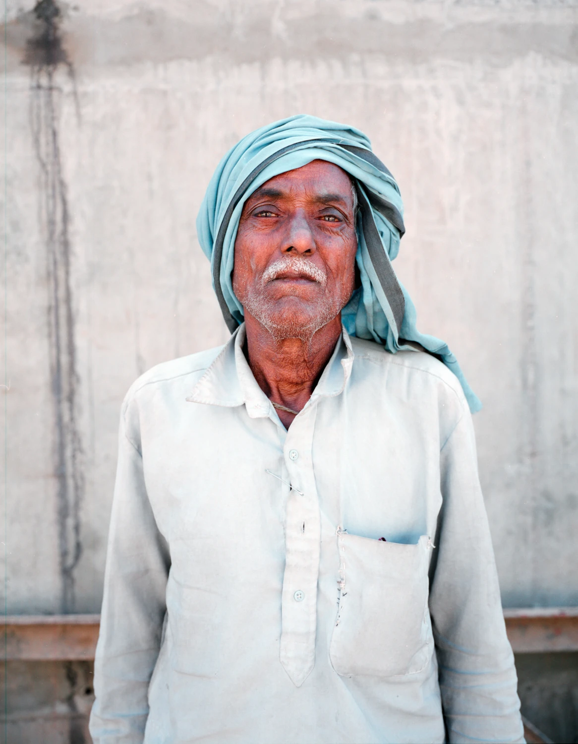 Labourer in Ahmedabad, India. shot on Fujifilm Superia Reala 100 with a Mamiya 7II, by onroadsandcameras