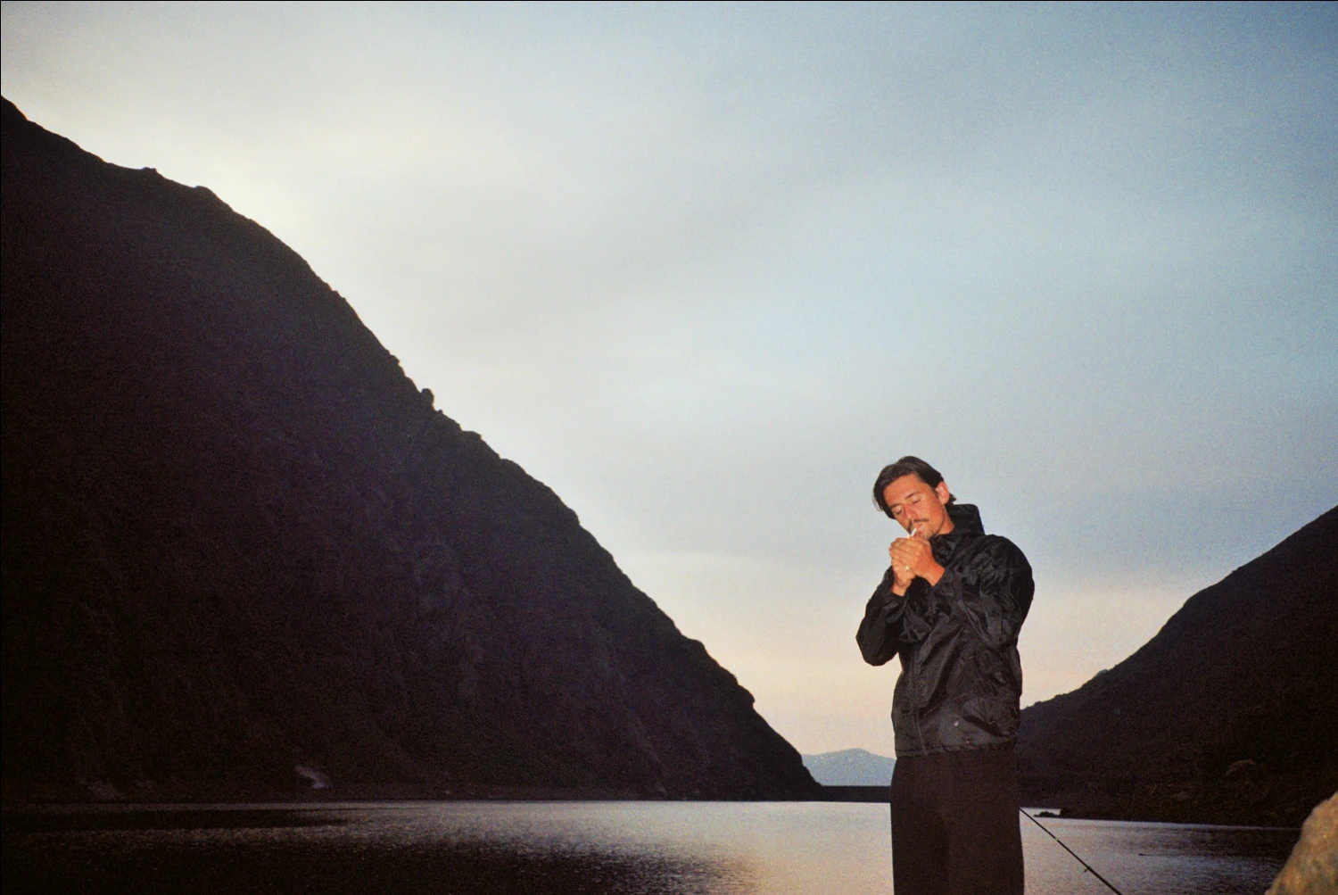 FISHING AND SMOKING shot on Kodak ColorPlus 200 with a Canon Prima Zoom 85N, by ARGENTEURS