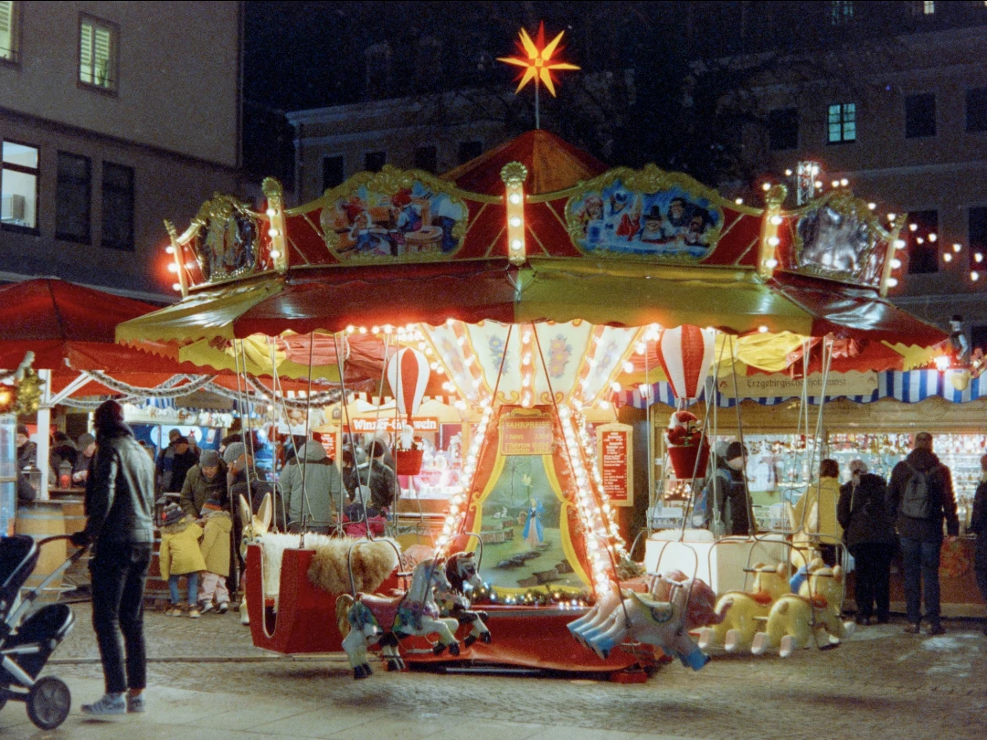 spontaneous past shot on Cinestill 800T with a Nikon F2, developed at Film Speed Lab, by slxcke