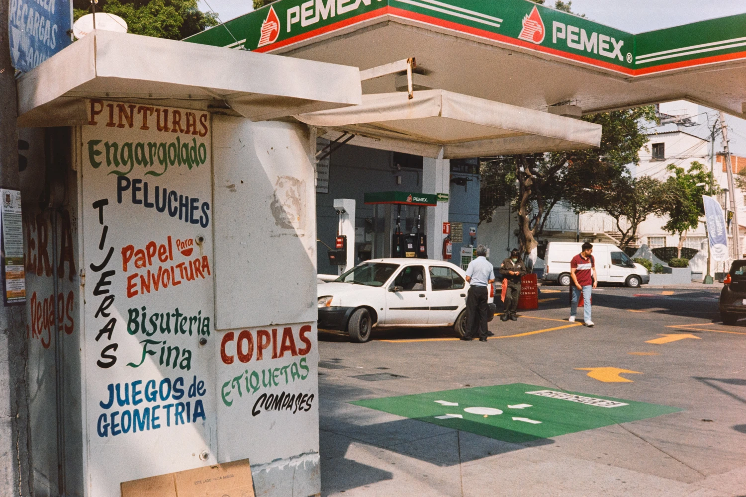 Gasolina, copias y bisutería. shot on Fujifilm FujiColor C200 with a Konica C35, developed at Foto Citlali , by Carlos Neri