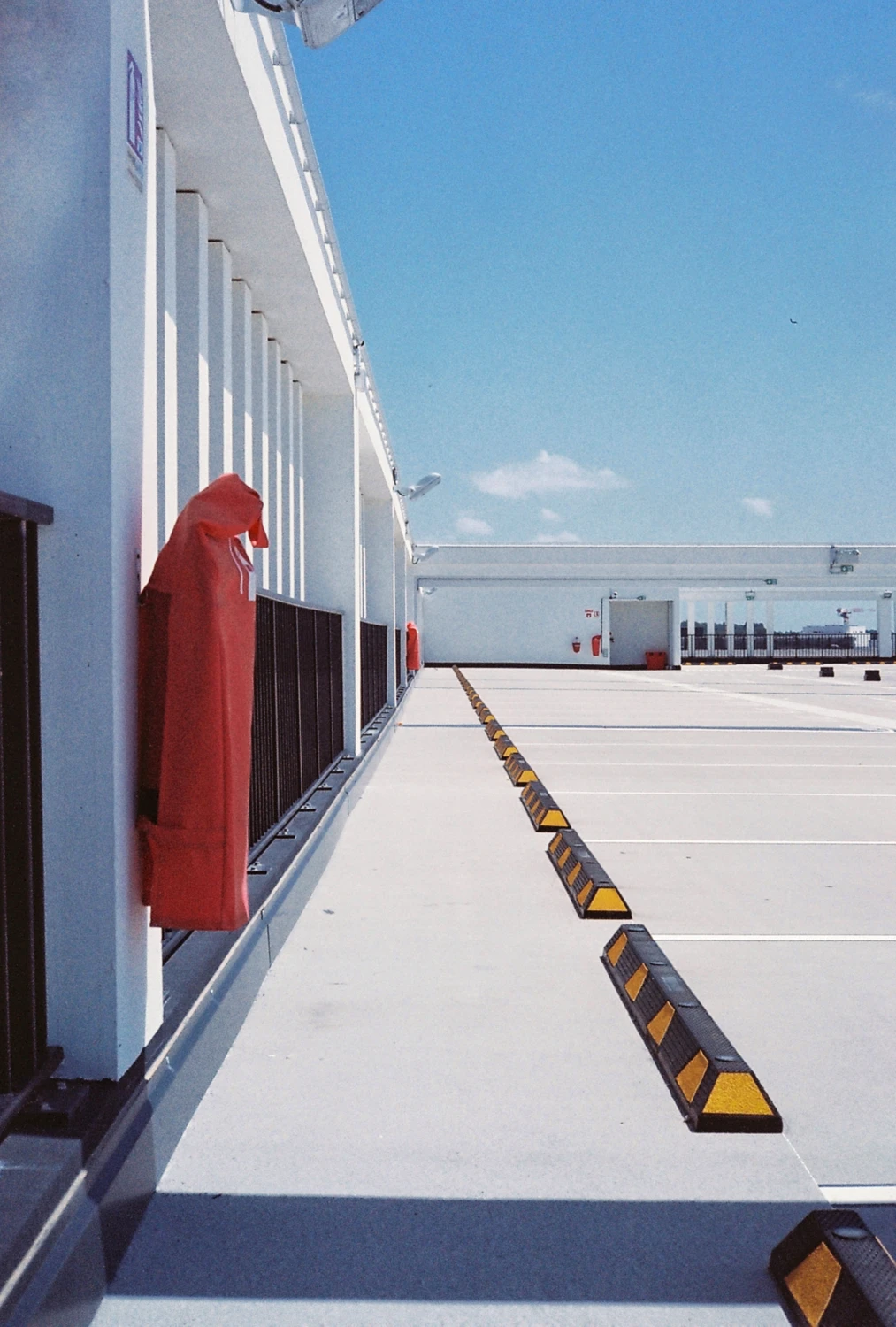 Emptyness shot on Kodak UltraMax 400 with a Yashica Electro 35 GTN, by Edbz