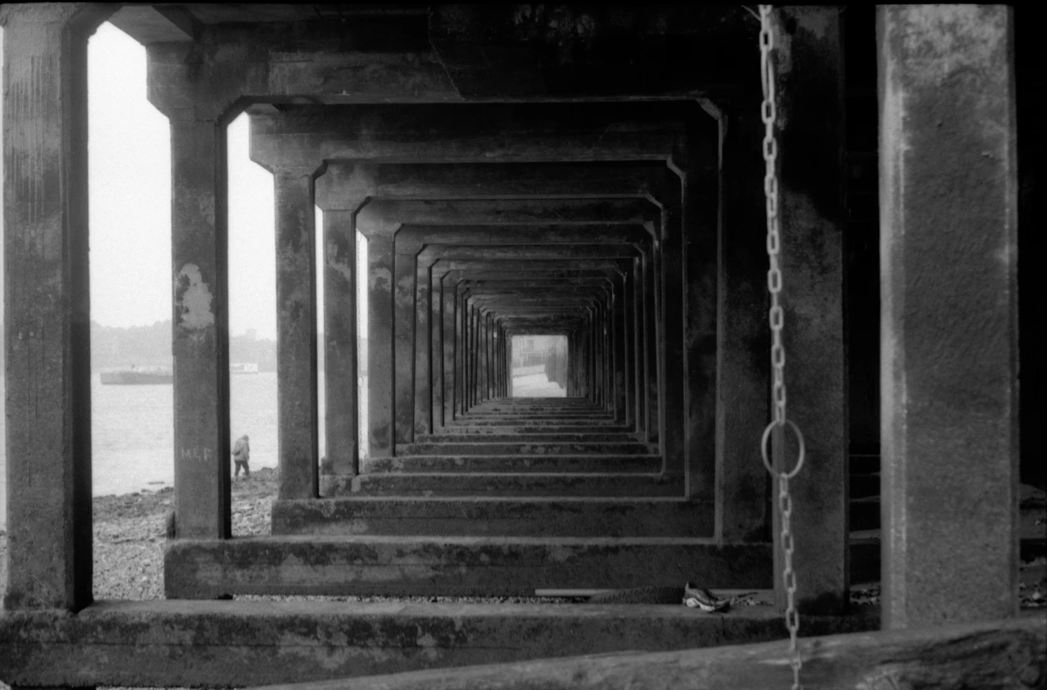 London. V’22
Fp4+ -> 200 + Fomadon R09 13’ shot on Ilford FP4 Plus 125 with a Kiev 2, by Glebbio