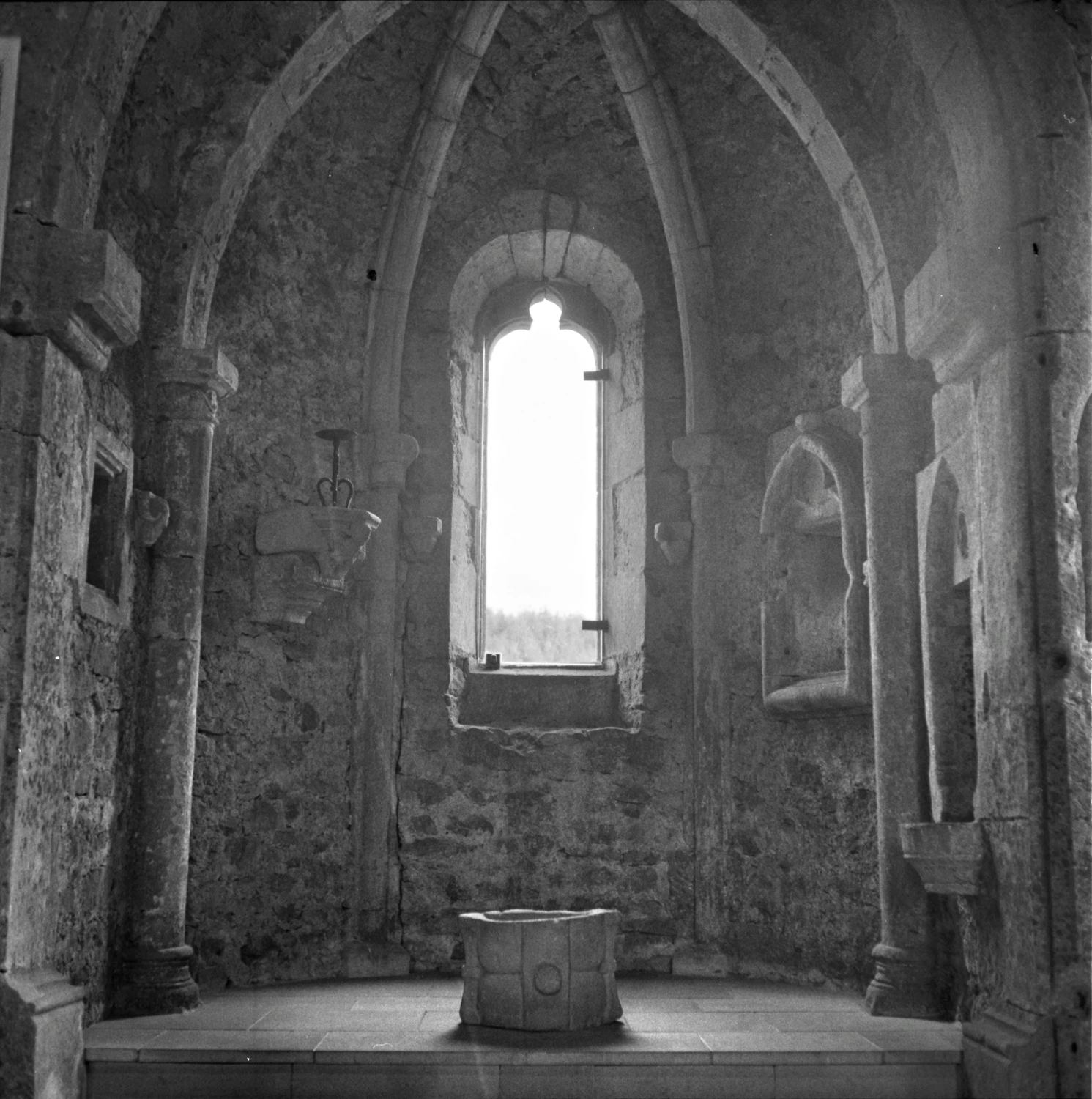 Castle Fels shot on Ilford HP5 Plus 400 with a Rolleiflex K4A, by Sven Jakob
