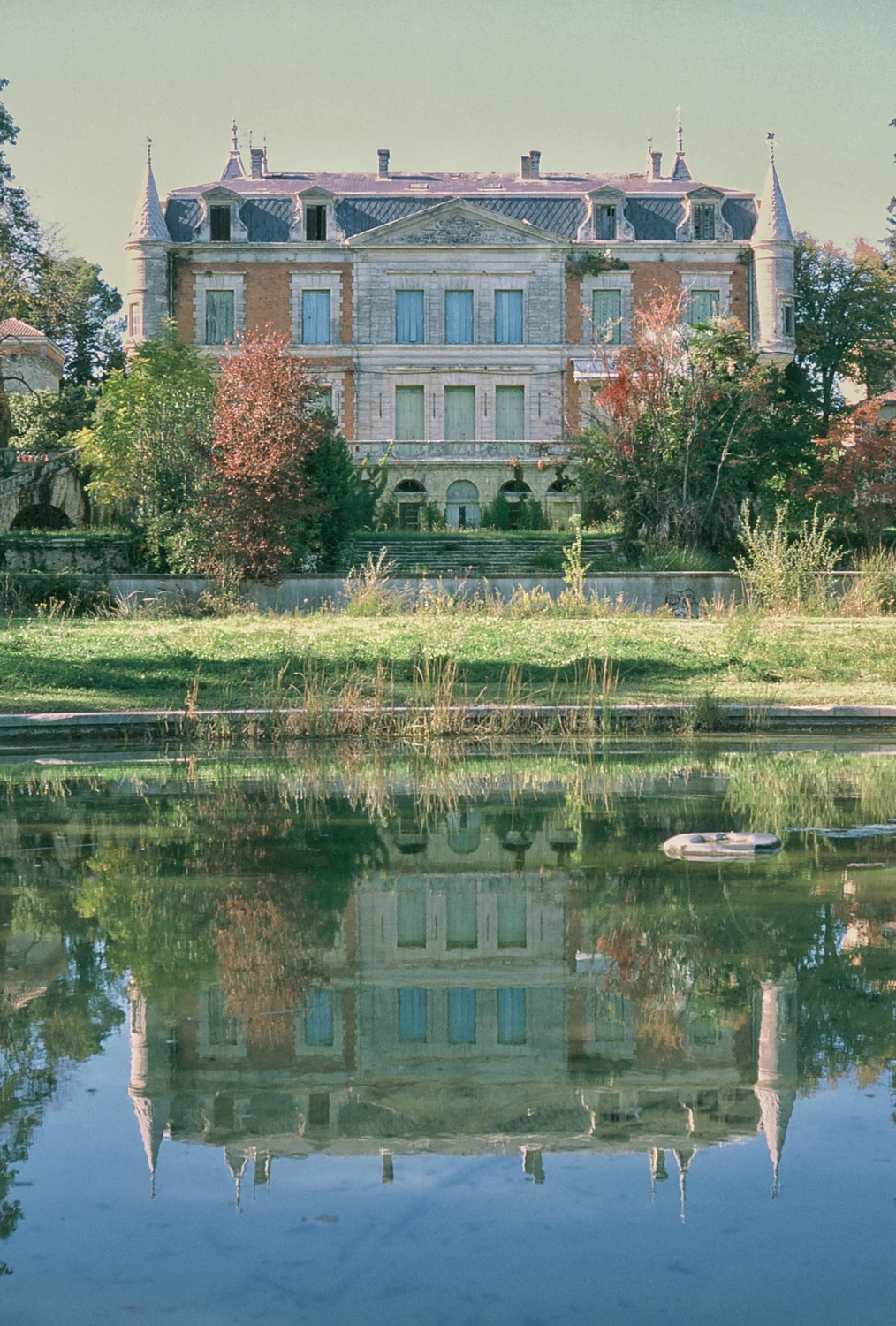 Château de Fond Colombe shot on Fujifilm Provia 100F with a Yashica Electro 35 GTN, developed at Photo Bleue St Gély du Fesc, by Edbz