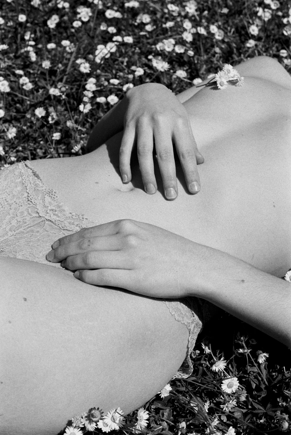 Woman in a field of marguerite daisies shot on Ilford HP5 Plus 400 with a Konica FC-1, developed at Carmencita, by Fya