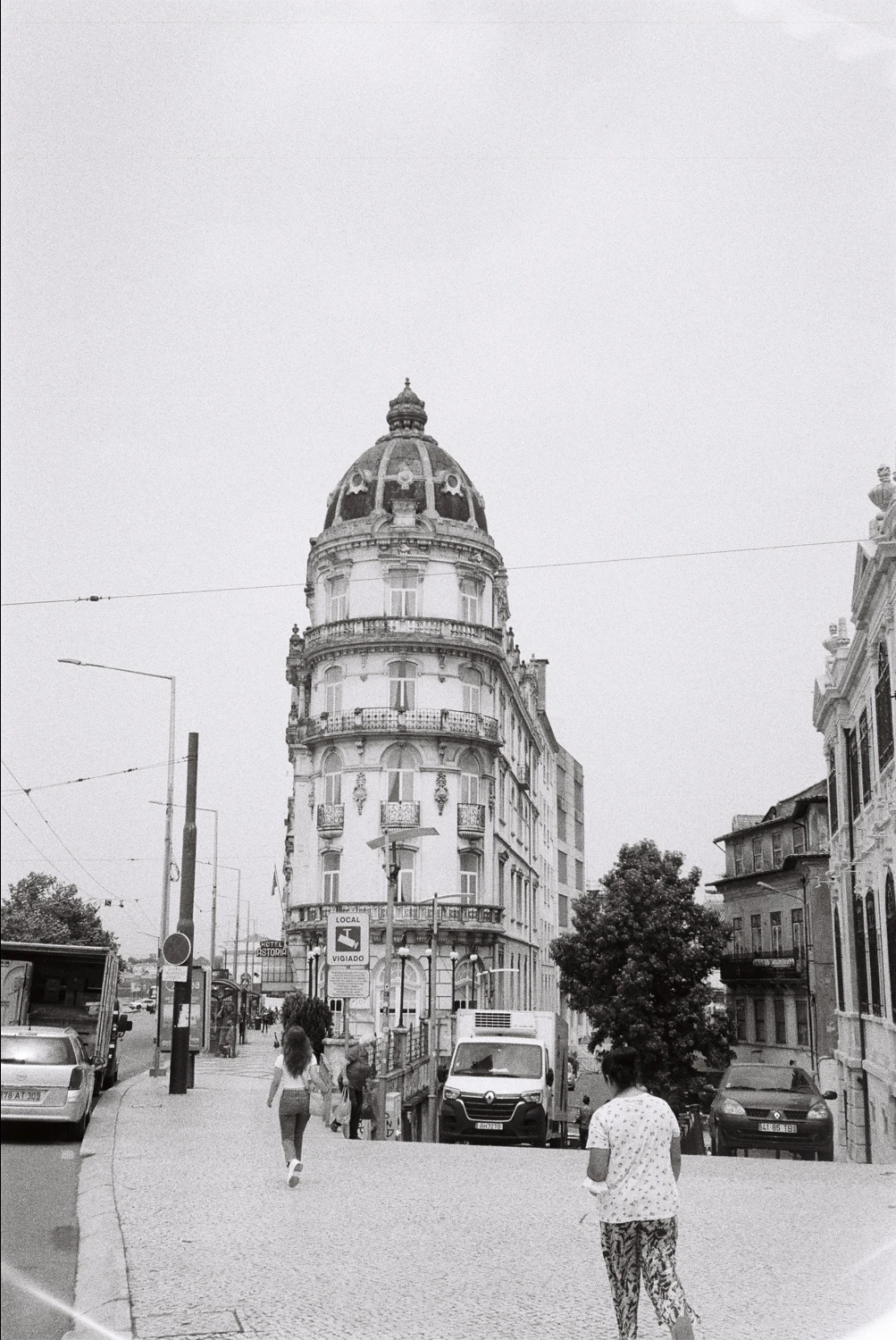 astória shot on Ilford HP5 Plus 400 with a Olympus Superzoom 800S, by Guilherme Carvalho