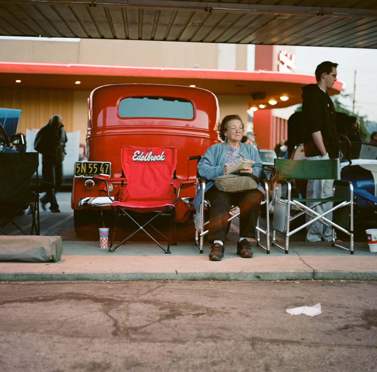 Bobs Big Boy in Burbank shot on Kodak Portra 160 with a Mamiya C330s Professional, by onroadsandcameras