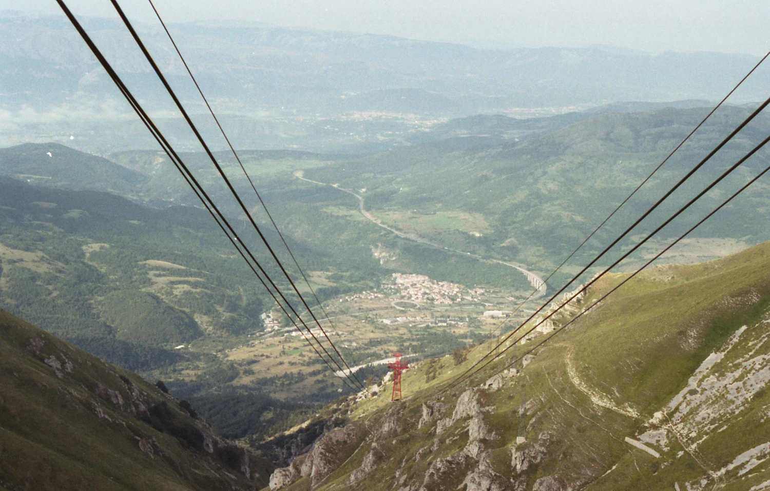Trip to the mountains shot on Kodak ColorPlus 200 with a Canon EF-M, by Cianph