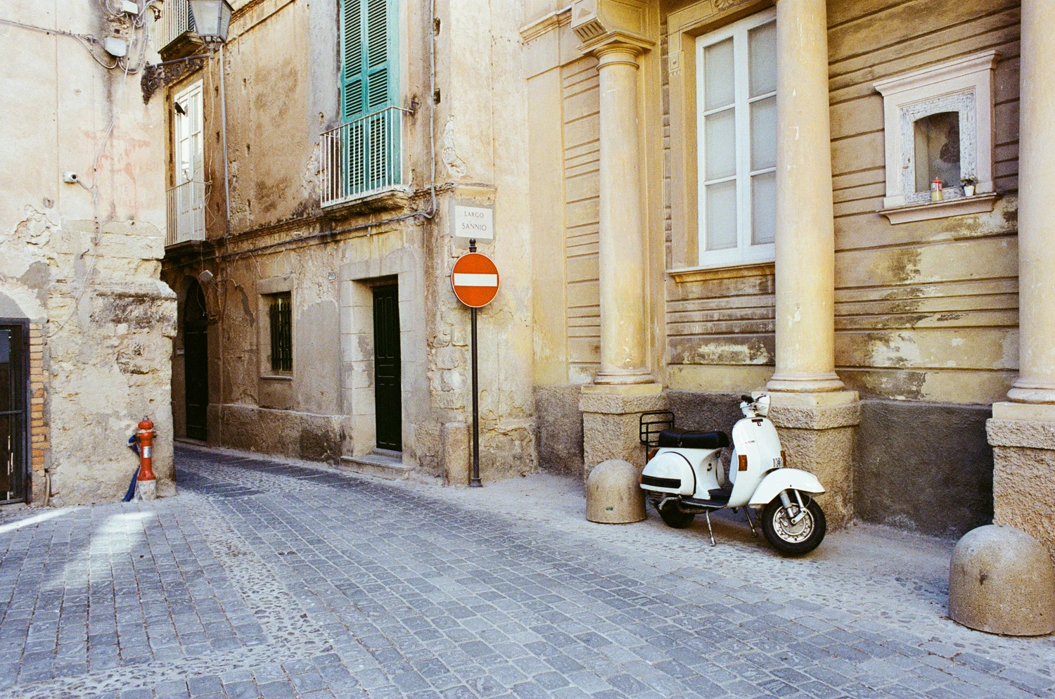 Italian Streets shot on Kodak Portra 400 with a Nikon F4, by Louis
