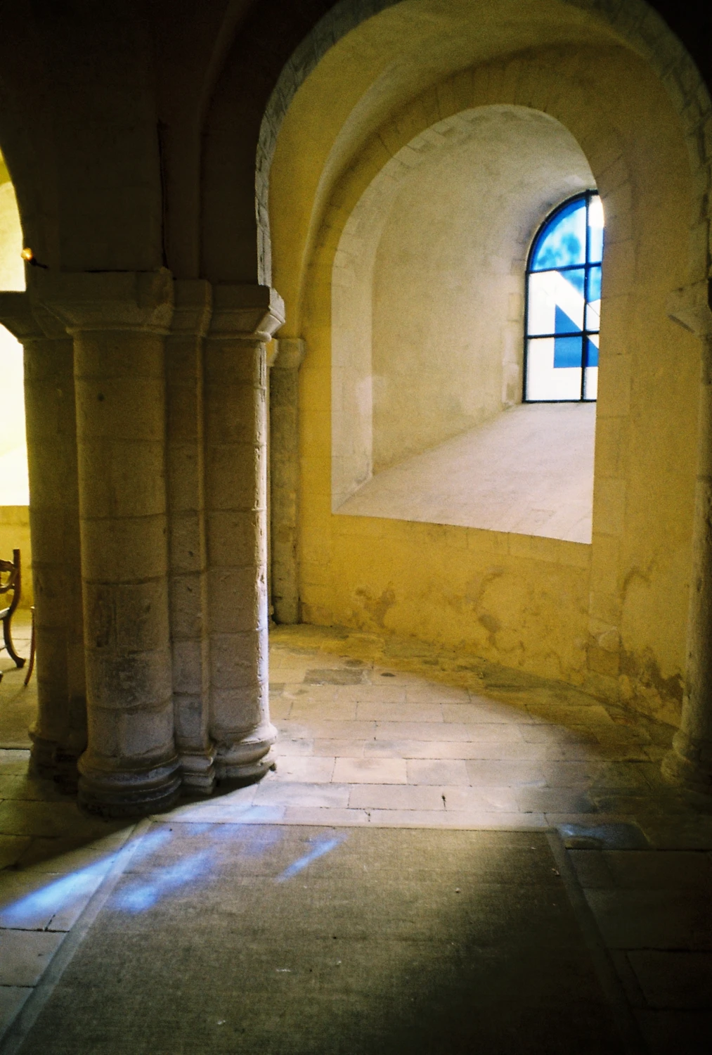 Bleu dans la cathédrale shot on Kodak ColorPlus 200 with a Pentax Espio 928, by Edbz