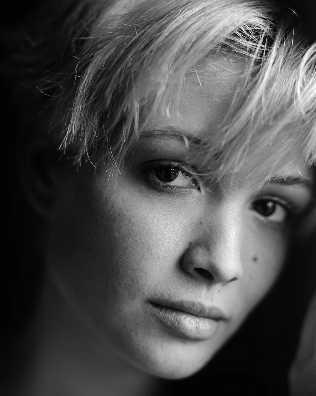 Portrait #014 shot on Fujifilm UM-MA X-Ray Film with a Sinar P, by Matias Farber