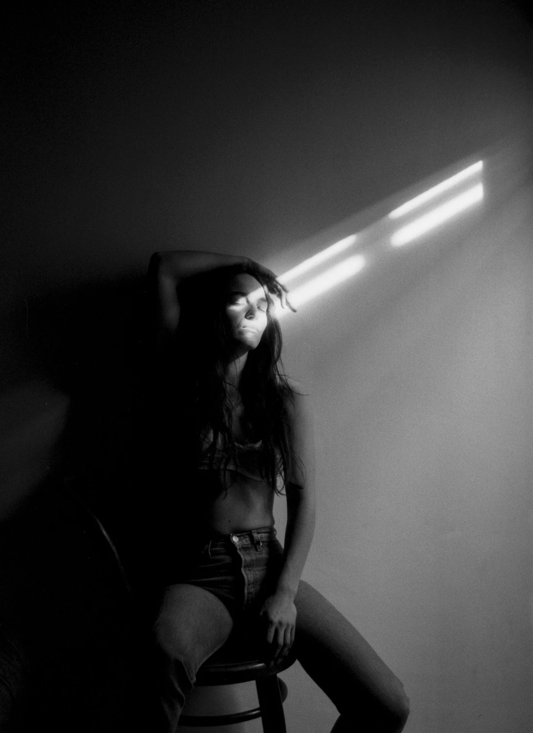 Angélica shot on Ilford HP5 Plus 400 with a Konica FC-1, developed at Carmencita, by Fya
