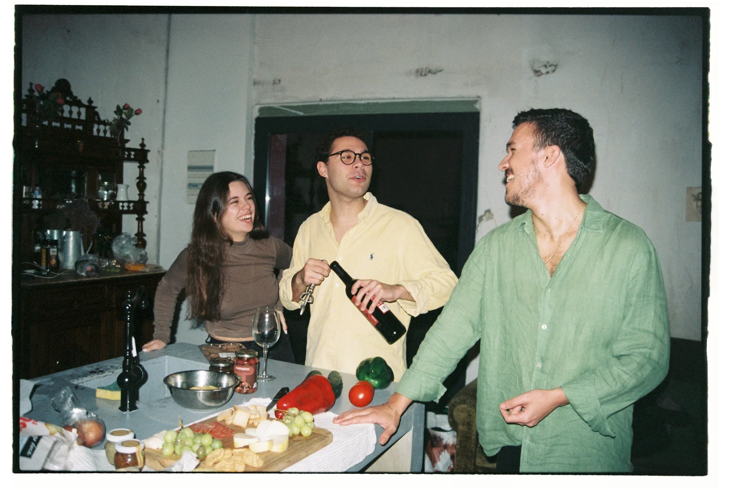 Perfeitos sem defeitos shot on Fujifilm FujiColor C200 with a Minolta Maxxum 3000i, developed at Carmencita, by Beatriz