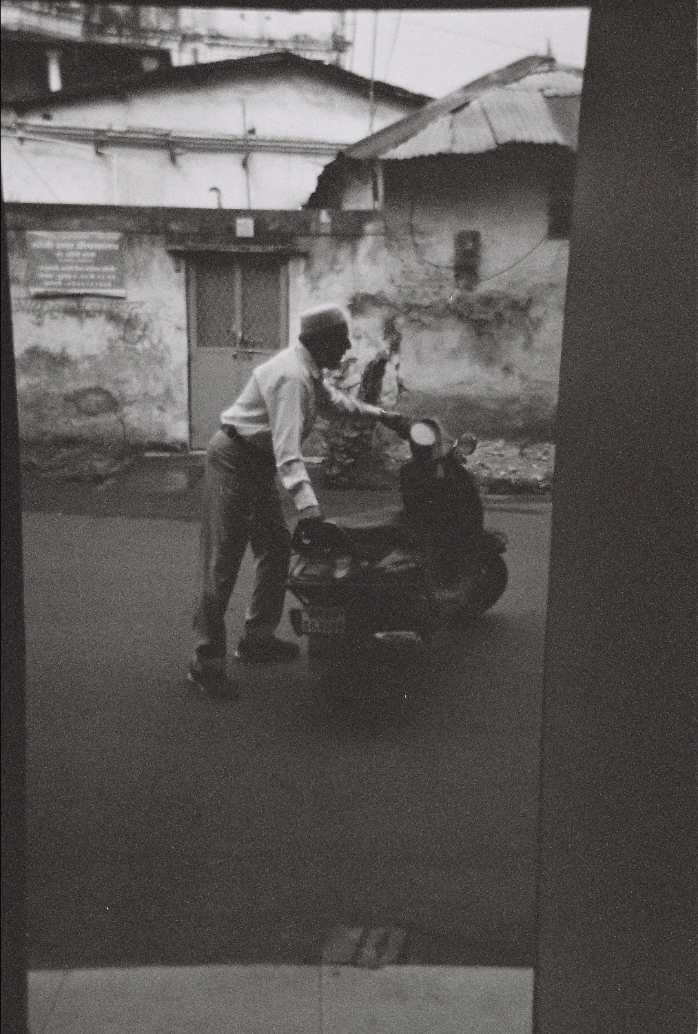 an errand shot on Ilford XP2 Super 400 with a Suntone MM252, by Mustafa Tikiwala