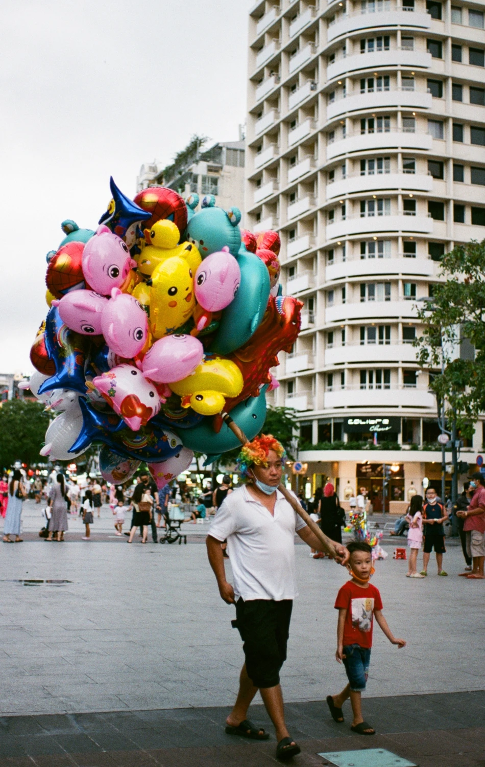 Balloons! shot on Fujifilm Superia X-TRA 400 with a Pentax MZ-3, by Lucas Lee