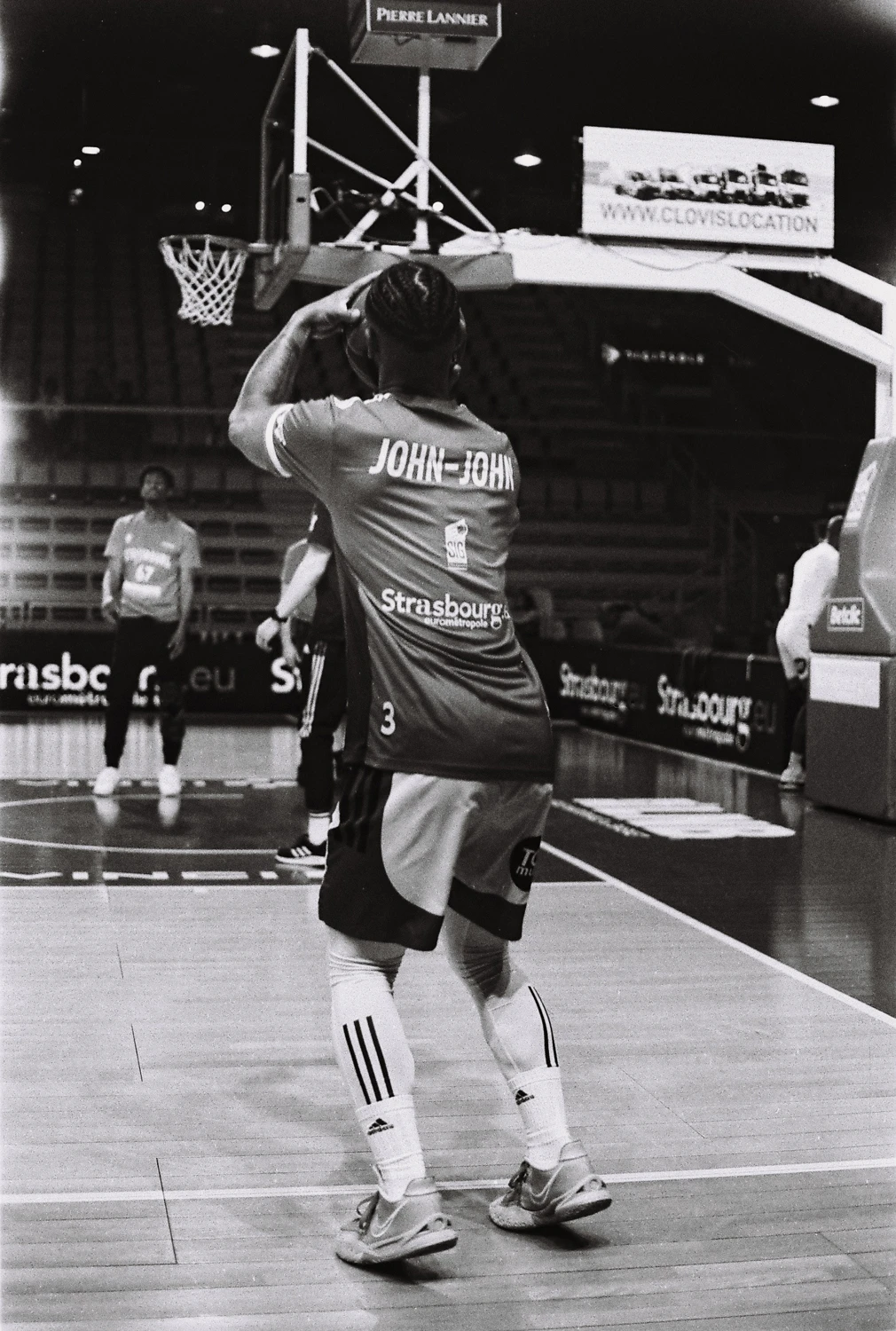 SIG Strasbourg shot on Film Washi Film Washi D with a Minolta SR-T 100X, by Yann