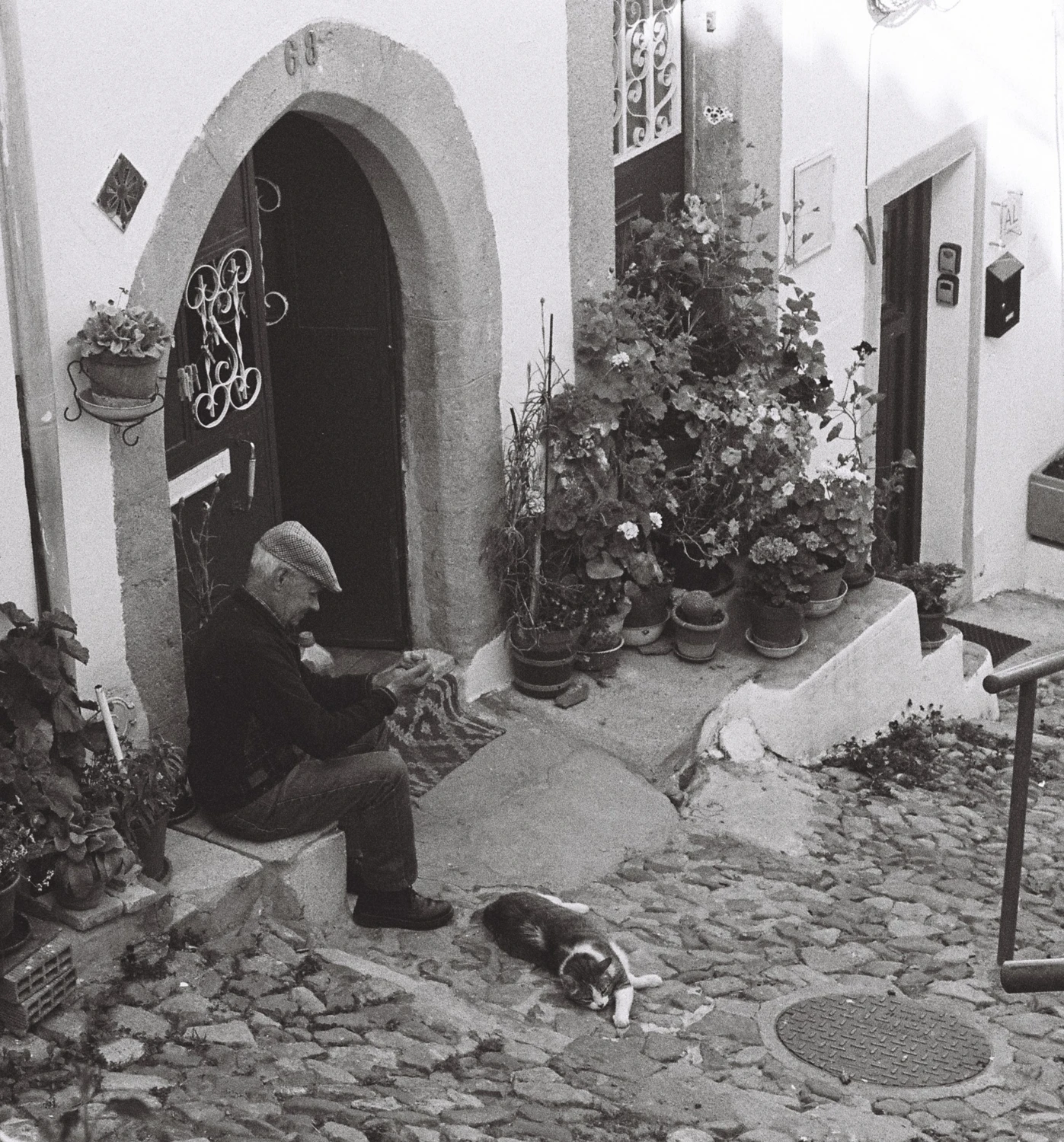 Castelo de Vide shot on Ilford HP5 Plus 400 with a Porst CR-1, by Ricardo Ferreira