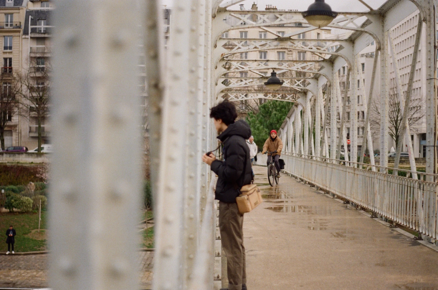 Le pont pas loin de bastille shot on Kodak UltraMax 400 with a Fujica AZ-1, developed at Reportage Image, by Eve