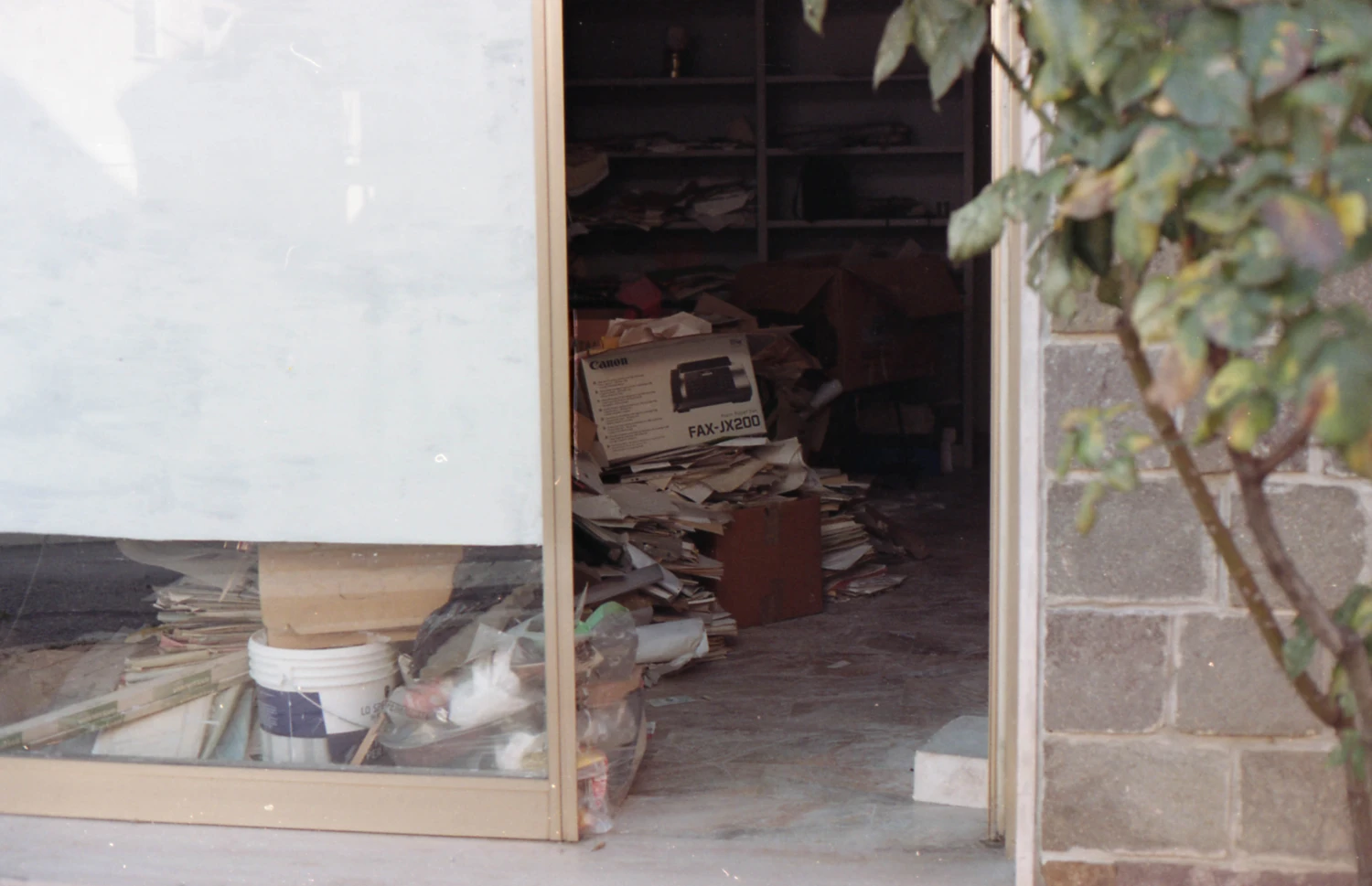 A little mess shot on Kodak ColorPlus 200 with a Canon EF-M, by Cianph