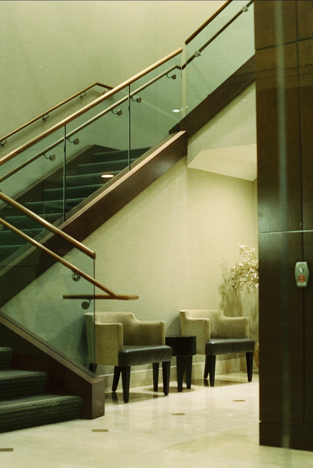 Waiting shot on Cinestill 800T with a Spotmatic II, by Aki Wandering