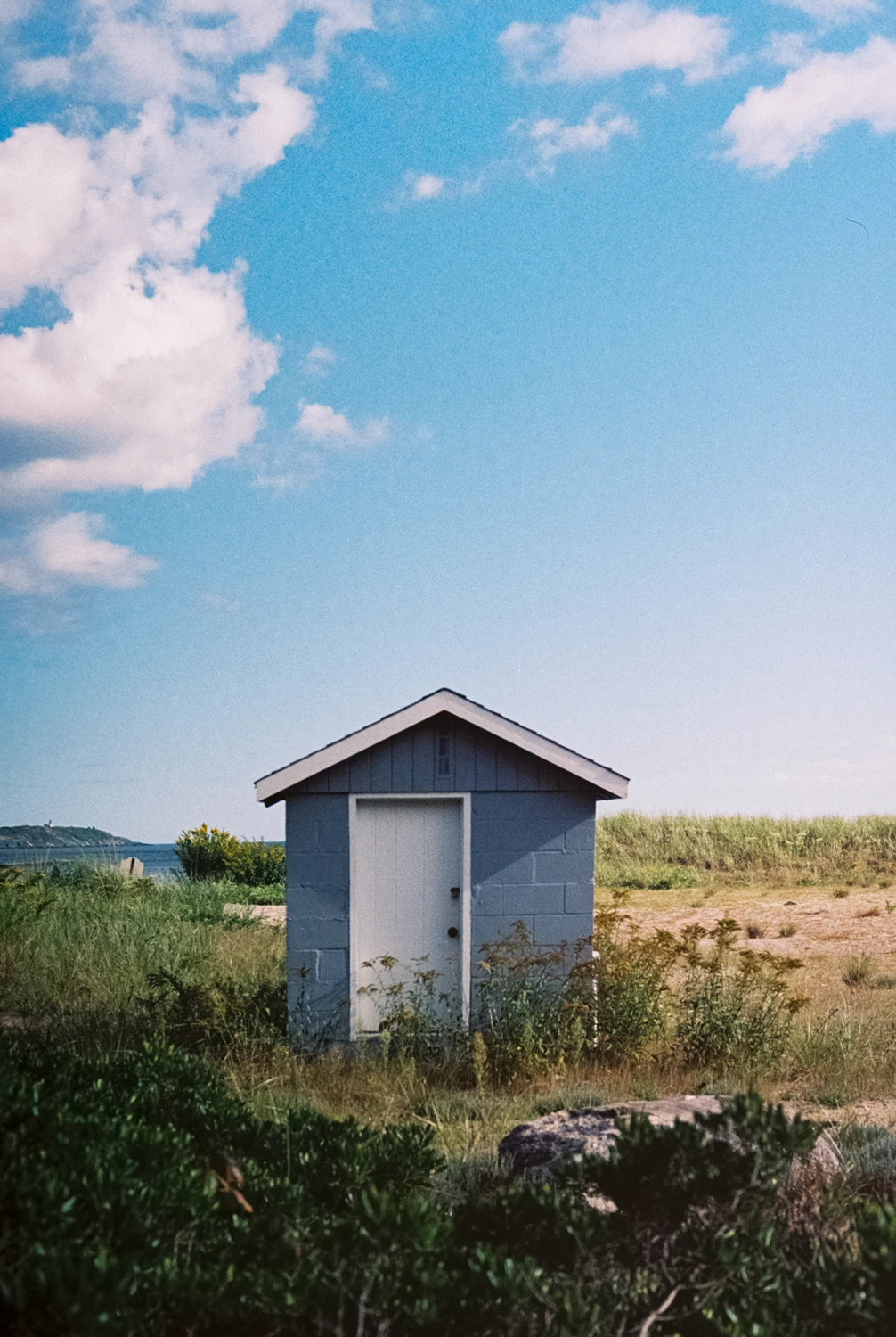 blue serenity shot on Kodak UltraMax 400 with a Leica R6.2, by Zach Nicholson