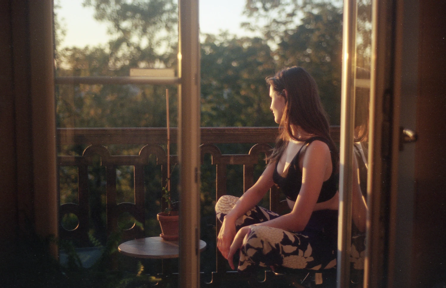 Alice shot on Fujifilm FujiColor C200 with a Vivitar V50, by Elia