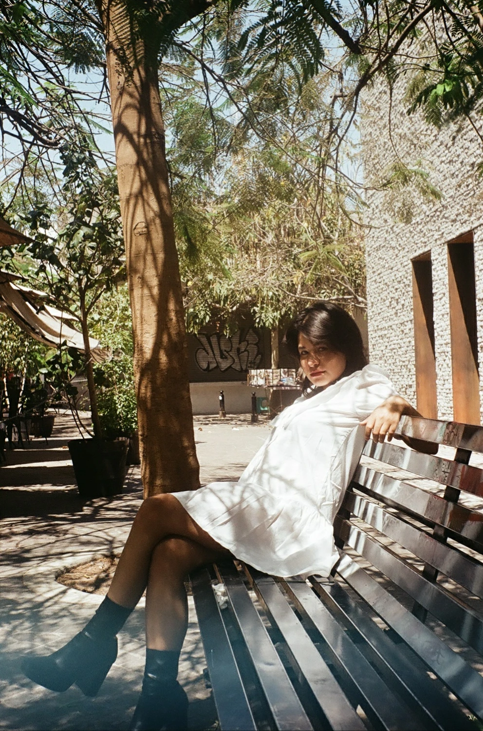 Estacionario shot on Kodak Proimage 100 with a Yashica MG-1, by Iván Gamboa