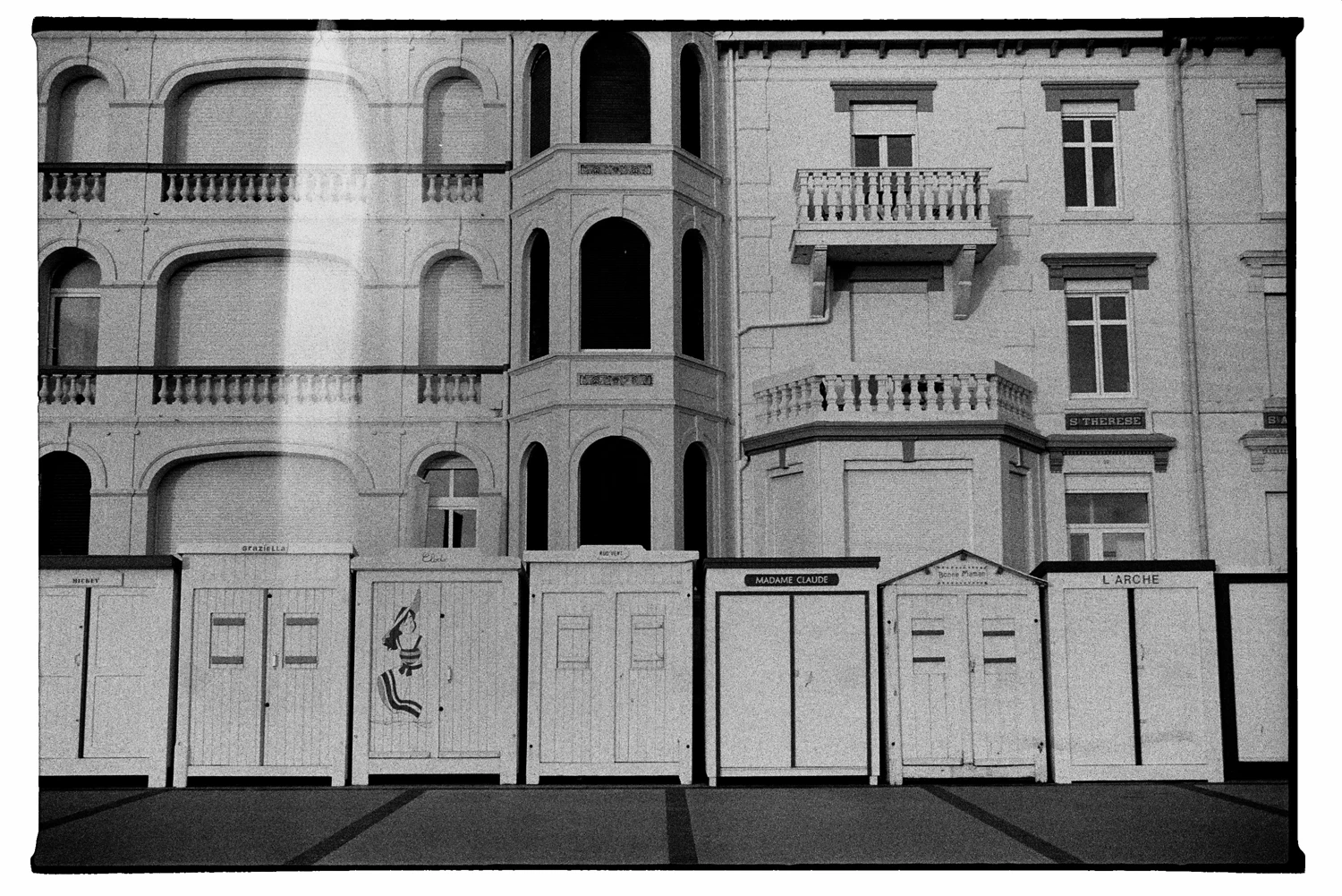 View of the sea shot on Ilford HP5 Plus 400 with a Fujica AX-1, by Myrte