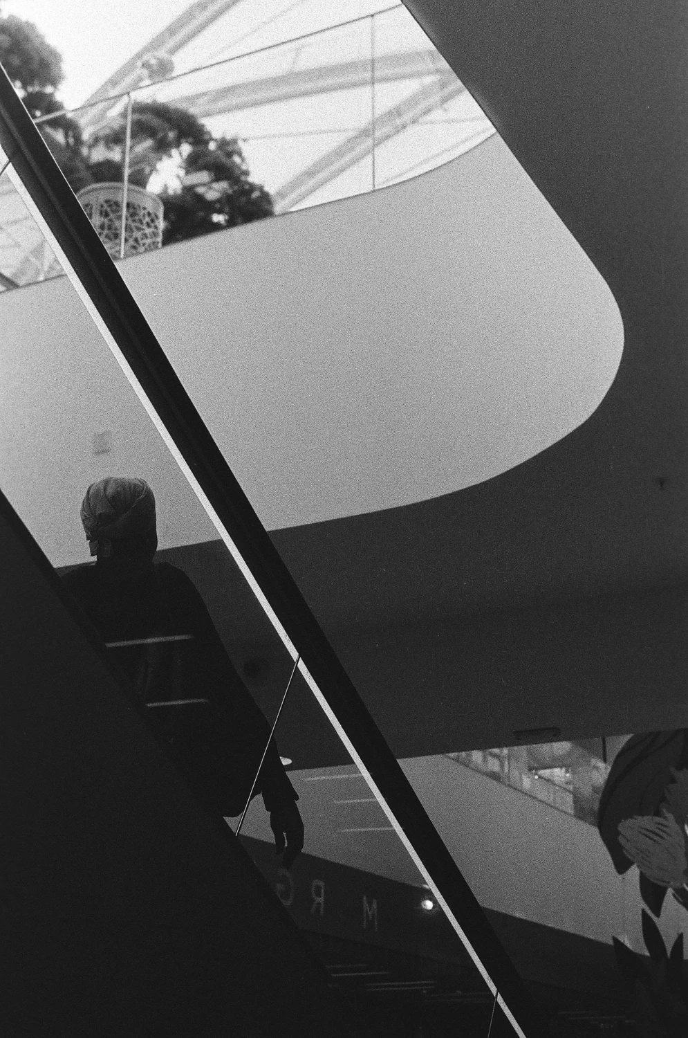 Ombres et lignes shot on Dubblefilm Daily B&W 400 with a Minolta X-500, by Sam