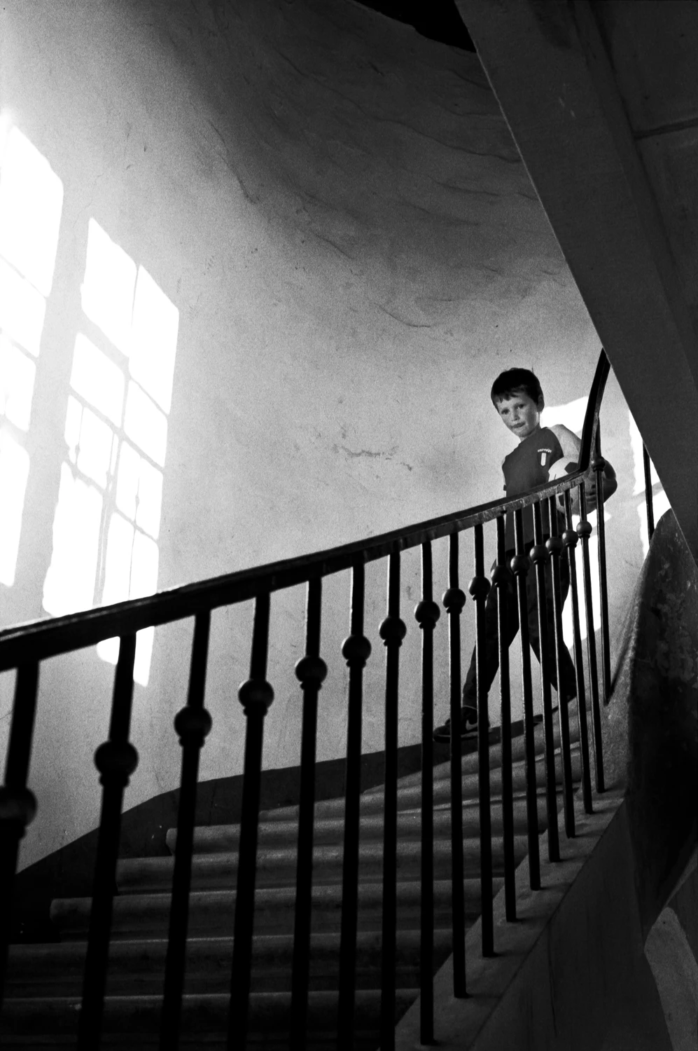 L’insouciance innocente. shot on Kodak T-Max 400 with a Canon 7, by Guillaume SAGOT