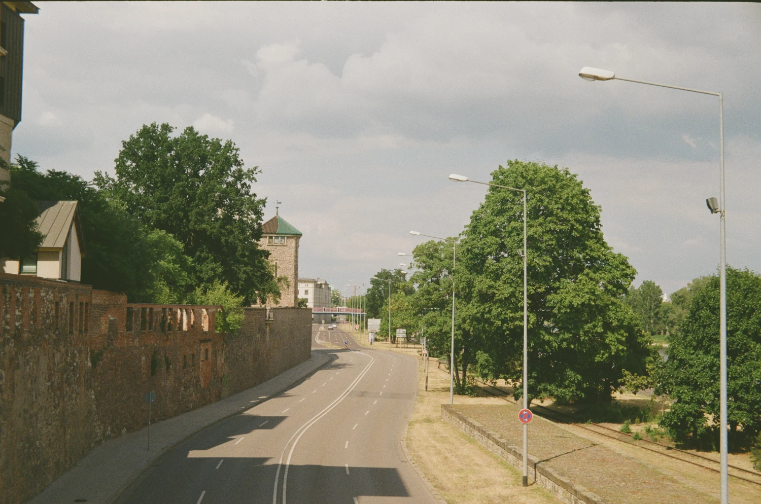 Down the street shot on Kodak ColorPlus 200 with a Voigtländer Vitoret DR, by Luka Palmeri