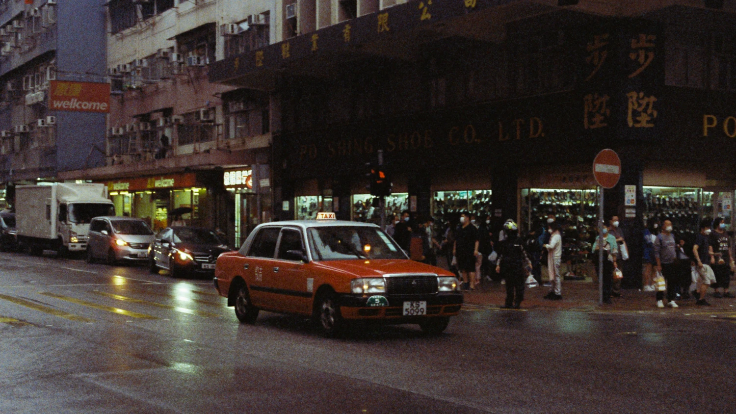 Cheung Sha Wan, Hong Kong // 2021 shot on Cinestill 800T with a Canon Eos Kiss 7, developed at Colorlux, by fishmonkeycow