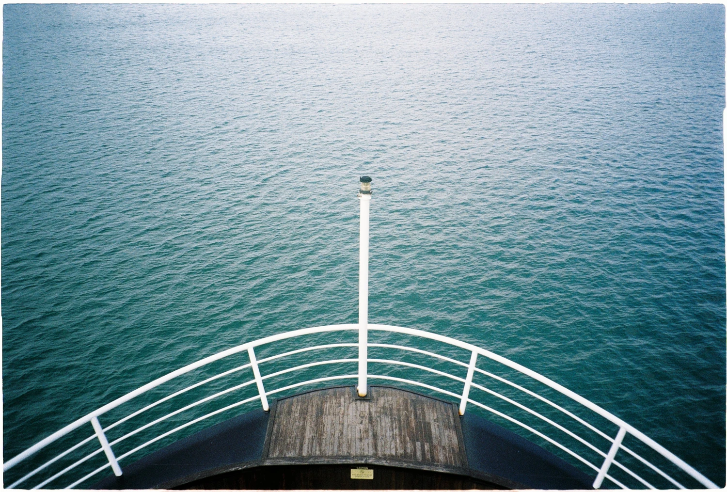 In the middle of the sea shot on Kodak ColorPlus 200 with a Pentax Espio 80, by @takenbytung