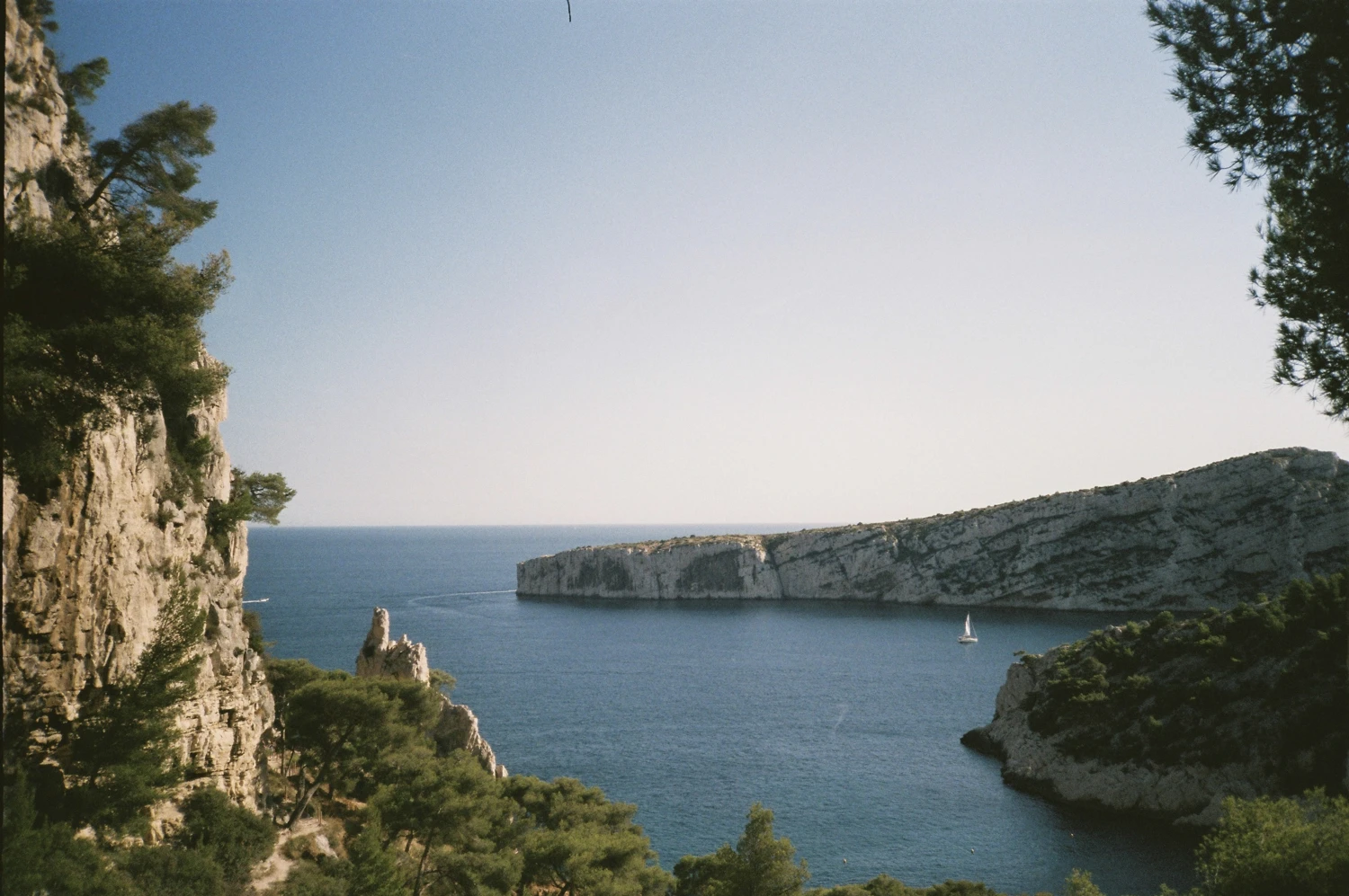 Marseille shot on Fujifilm FujiColor C200 with a Minolta Freedom III, by Catarina