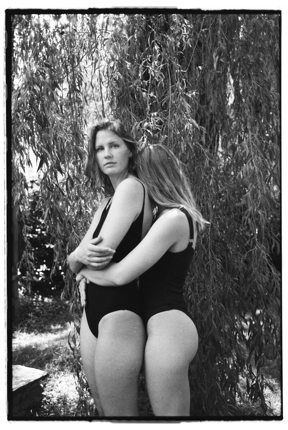 Selfportrait with Maxine shot on Ilford HP5 Plus 400 with a Konica FC-1, developed at Carmencita, by Fya