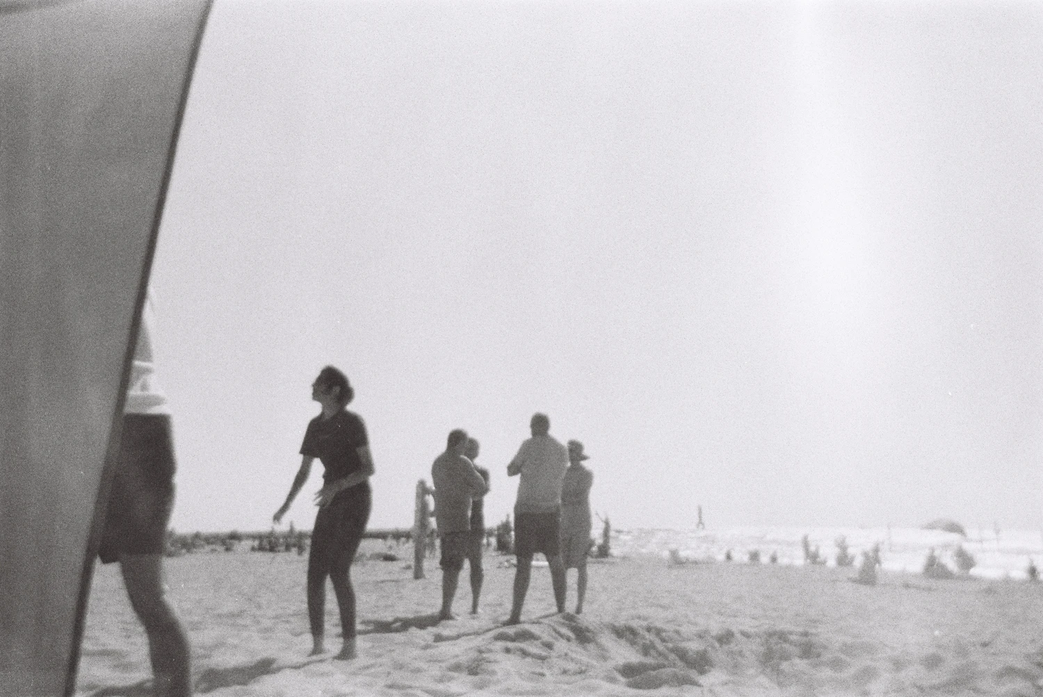 Beachside conversation shot on Arista EDU Ultra 400 with a Suntone MM252, by Mustafa Tikiwala