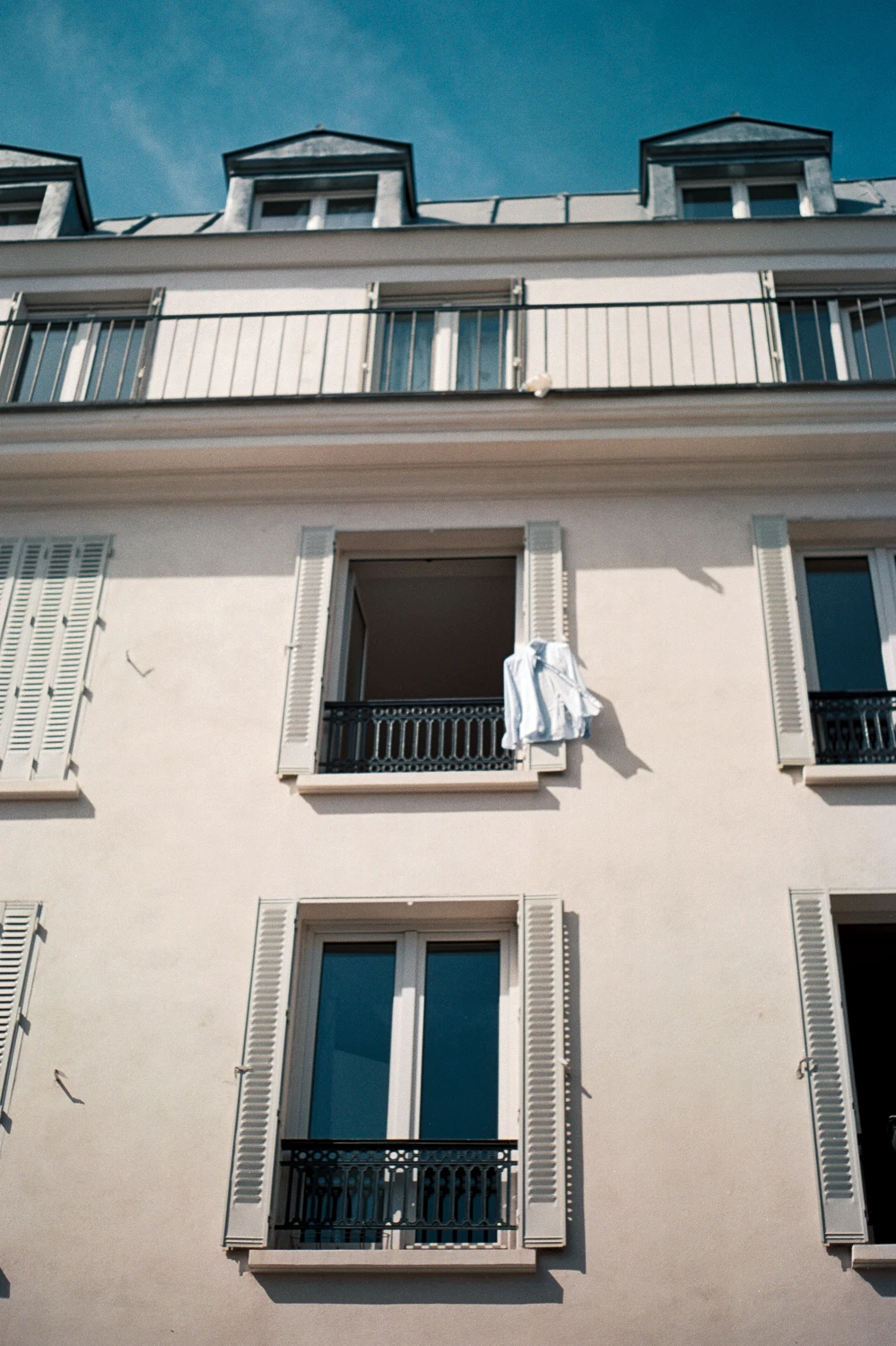 Fenêtre sur rue shot on Film Washi Film Washi A with a Pentax Spotmatic, by Pellicule_de_val