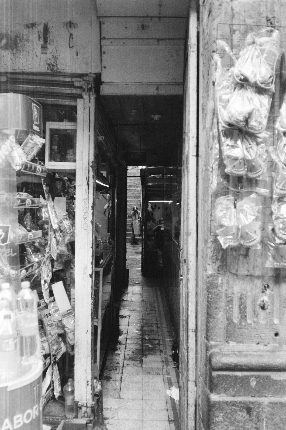 Pasillo shot on Ilford Kentmere Pan 400 with a Konica C35, developed at Foto Citlali, by Carlos Neri